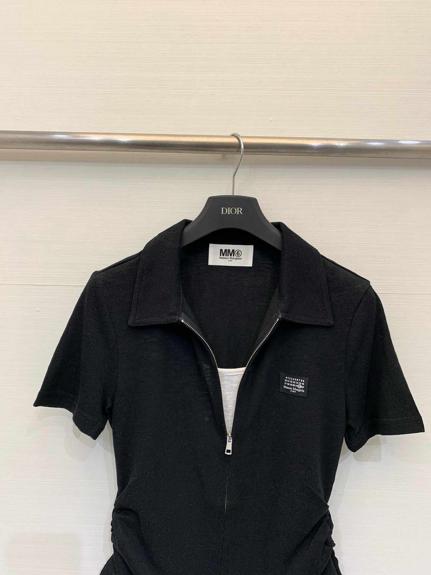 MM6 Maison Margiela 26 夏季新款 拉链Polo短款T恤，双向金属拉链贯穿衣身，腰部
