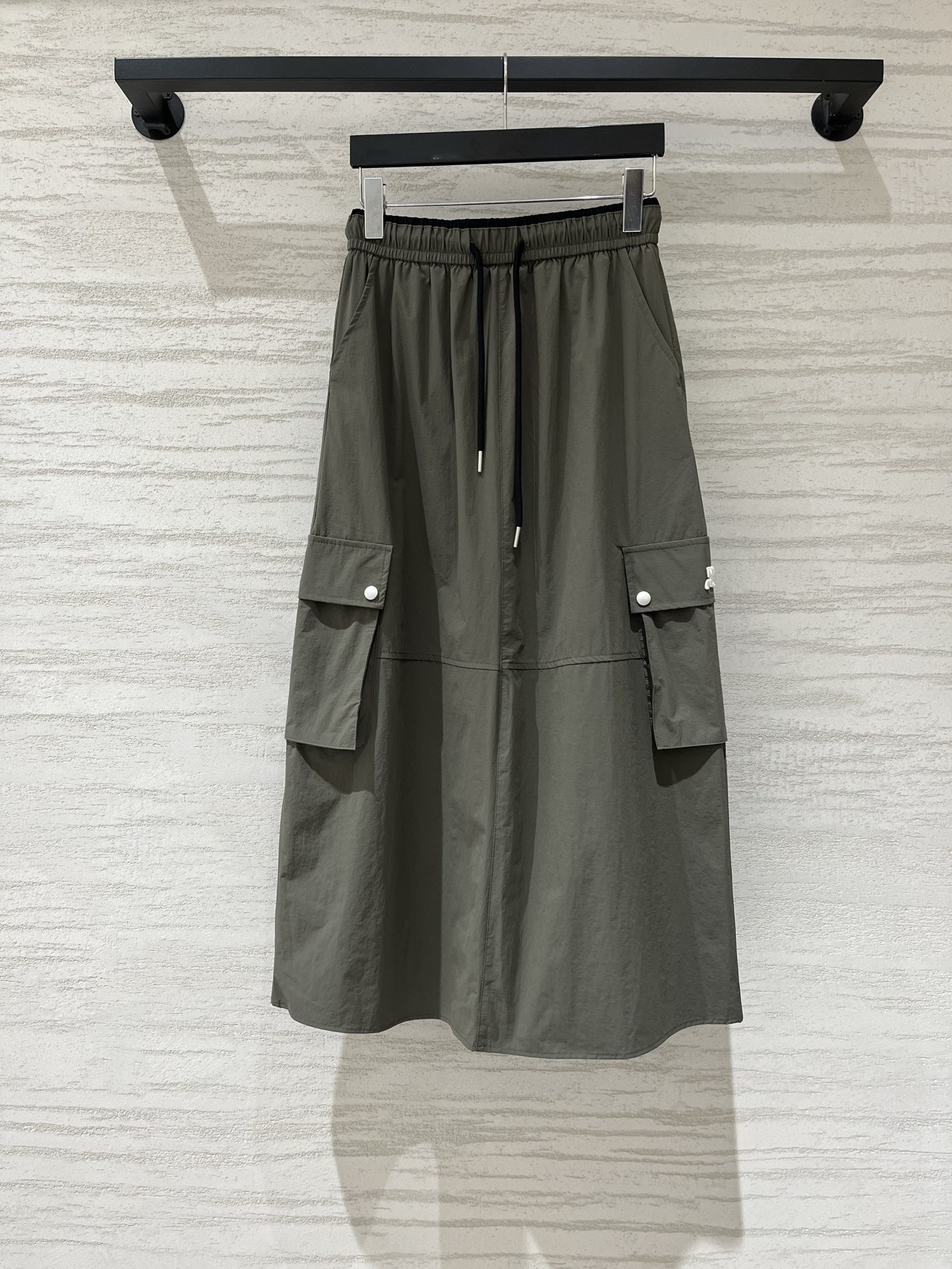 NO:911454,Courreges 26 new summer style A-line elastic waist workwear skirt, with contrasting black edges at the waist, easy to put on and take off without tightening the waist, large workwear pockets with flaps on both sides, with snap logo logo, directly full of workwear feel, paired with a white T/cropped top to look super tall. Three-color SML,,skirts,19860909Courreges 26夏季新款 A字型松紧腰工装半裙,腰头自带撞色黑边,穿脱方便还不勒腰,两侧是带翻盖的大工装口袋,搭配按扣Logo标志,工装感直接拉满,搭配白T/短款上衣超显高 三色SML,,skirts,,Women's clothing