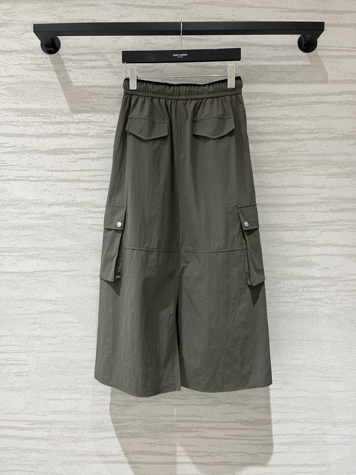 Courreges 26夏季新款 A字型松紧腰工装半裙，腰头自带撞色黑边，穿脱方便还不勒腰，两侧是带翻盖