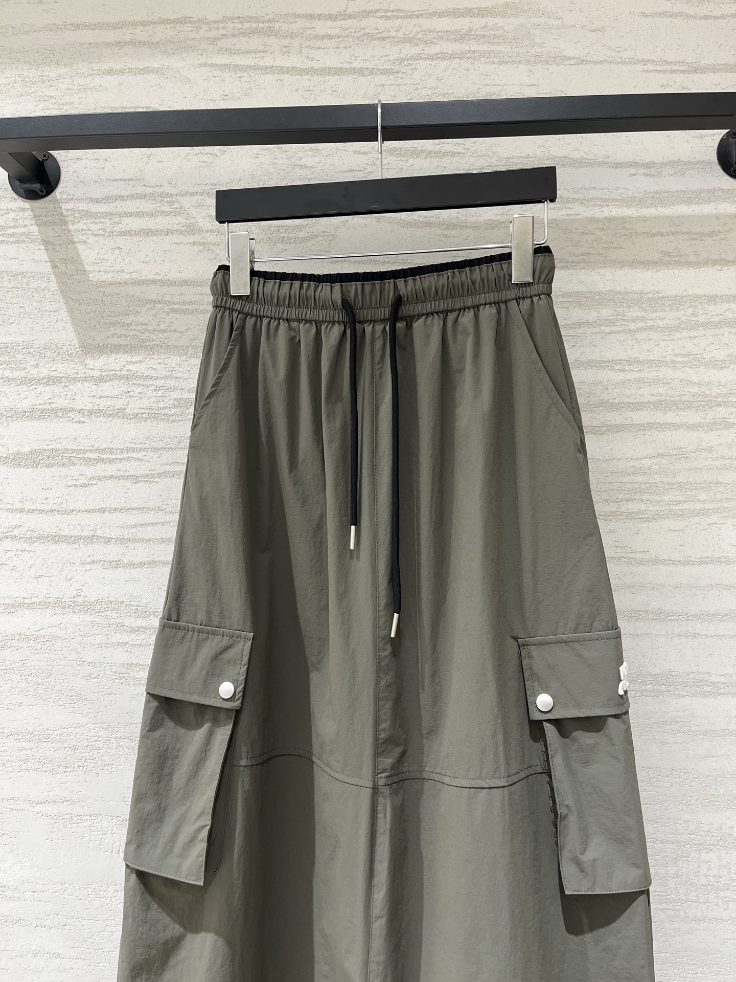 Courreges 26夏季新款 A字型松紧腰工装半裙，腰头自带撞色黑边，穿脱方便还不勒腰，两侧是带翻盖