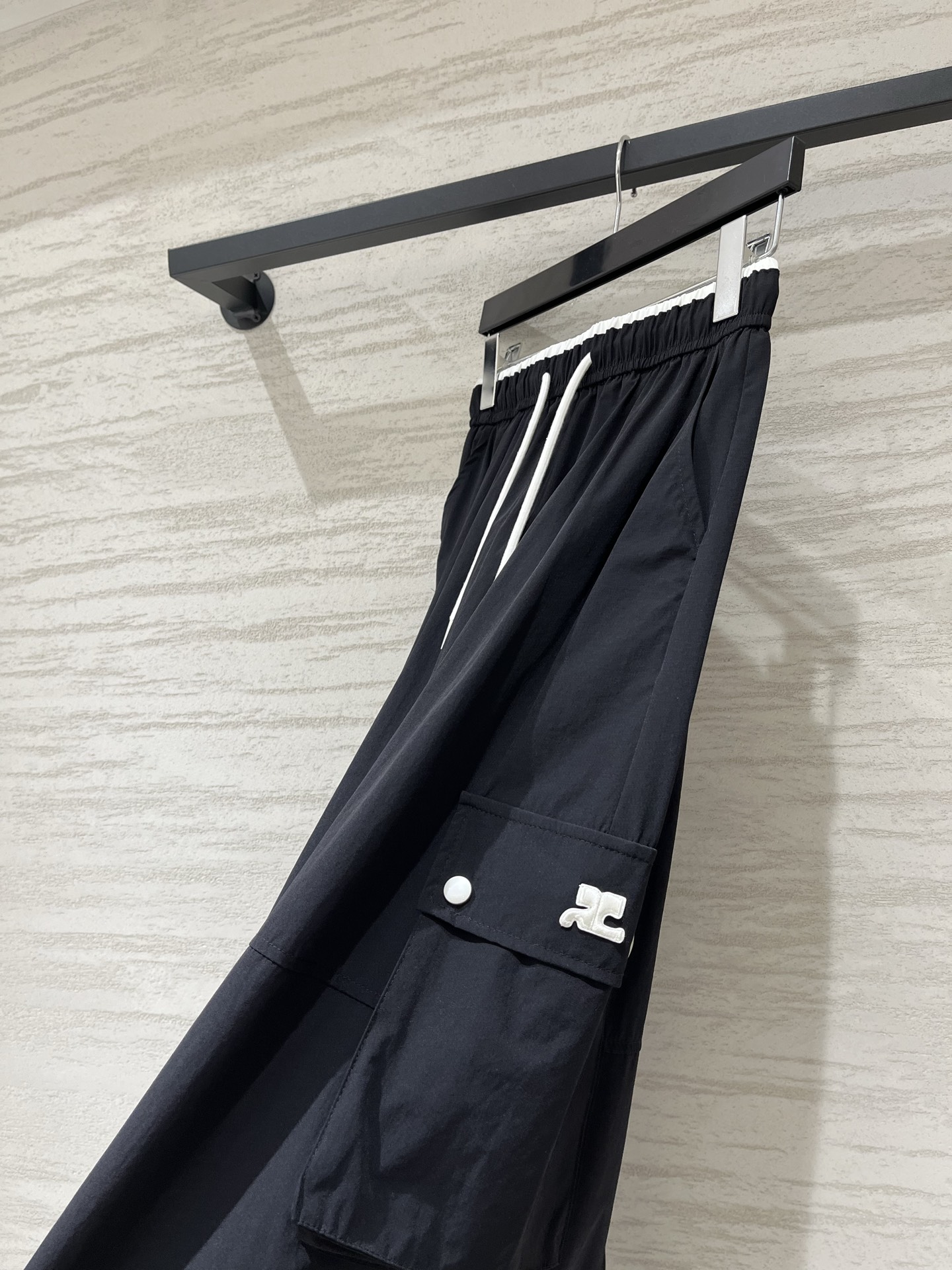 Courreges 26夏季新款 A字型松紧腰工装半裙，腰头自带撞色黑边，穿脱方便还不勒腰，两侧是带翻盖
