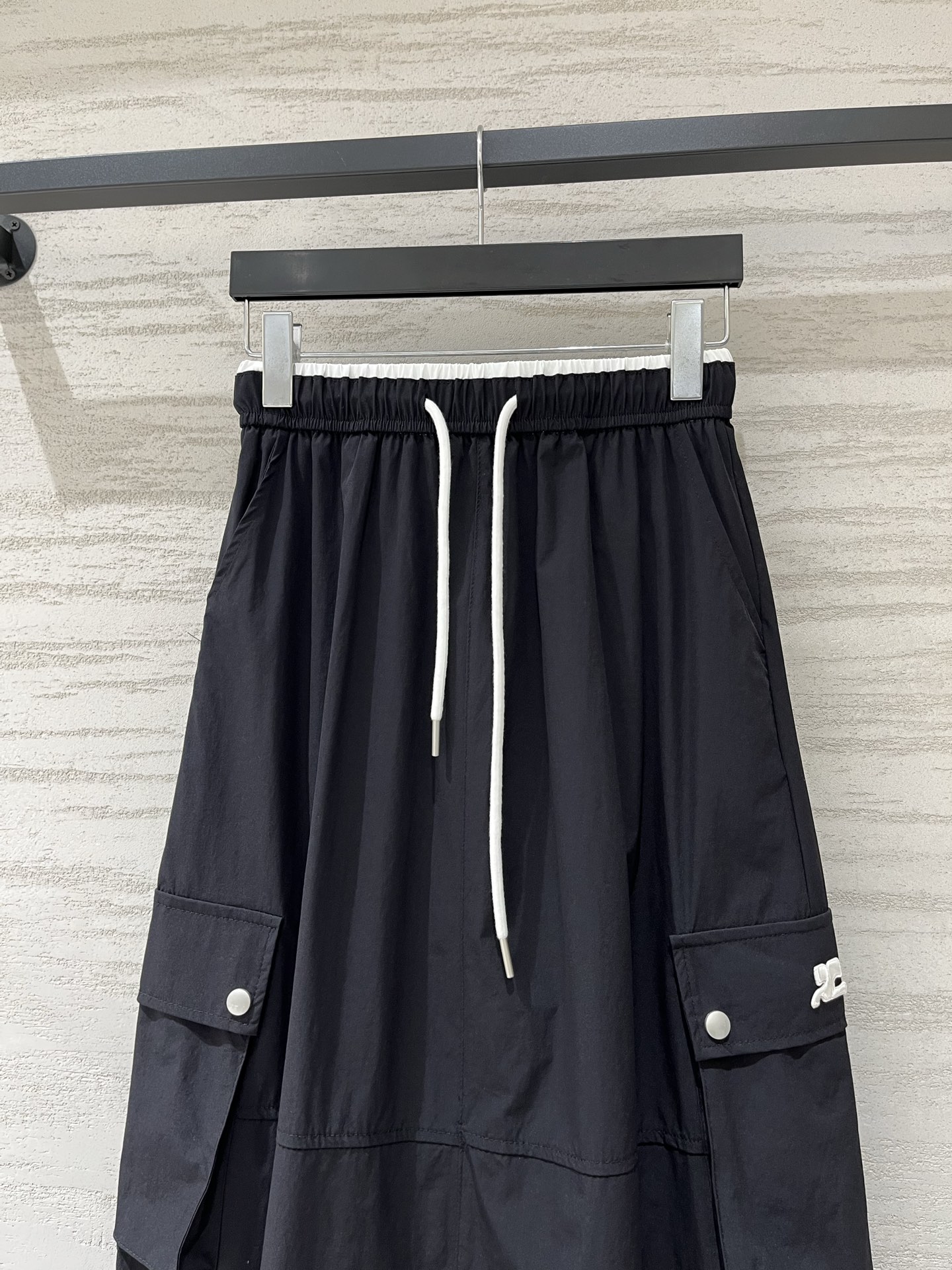 Courreges 26夏季新款 A字型松紧腰工装半裙，腰头自带撞色黑边，穿脱方便还不勒腰，两侧是带翻盖