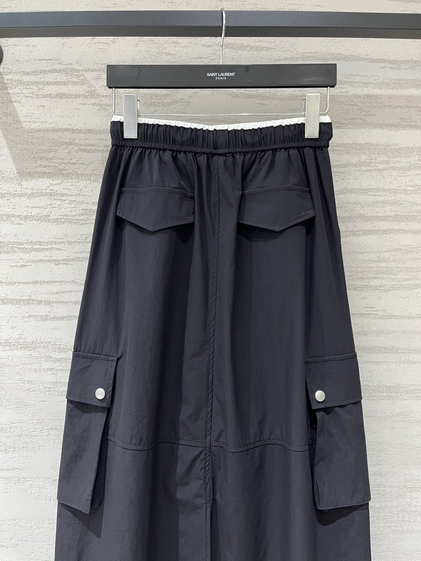 Courreges 26夏季新款 A字型松紧腰工装半裙，腰头自带撞色黑边，穿脱方便还不勒腰，两侧是带翻盖