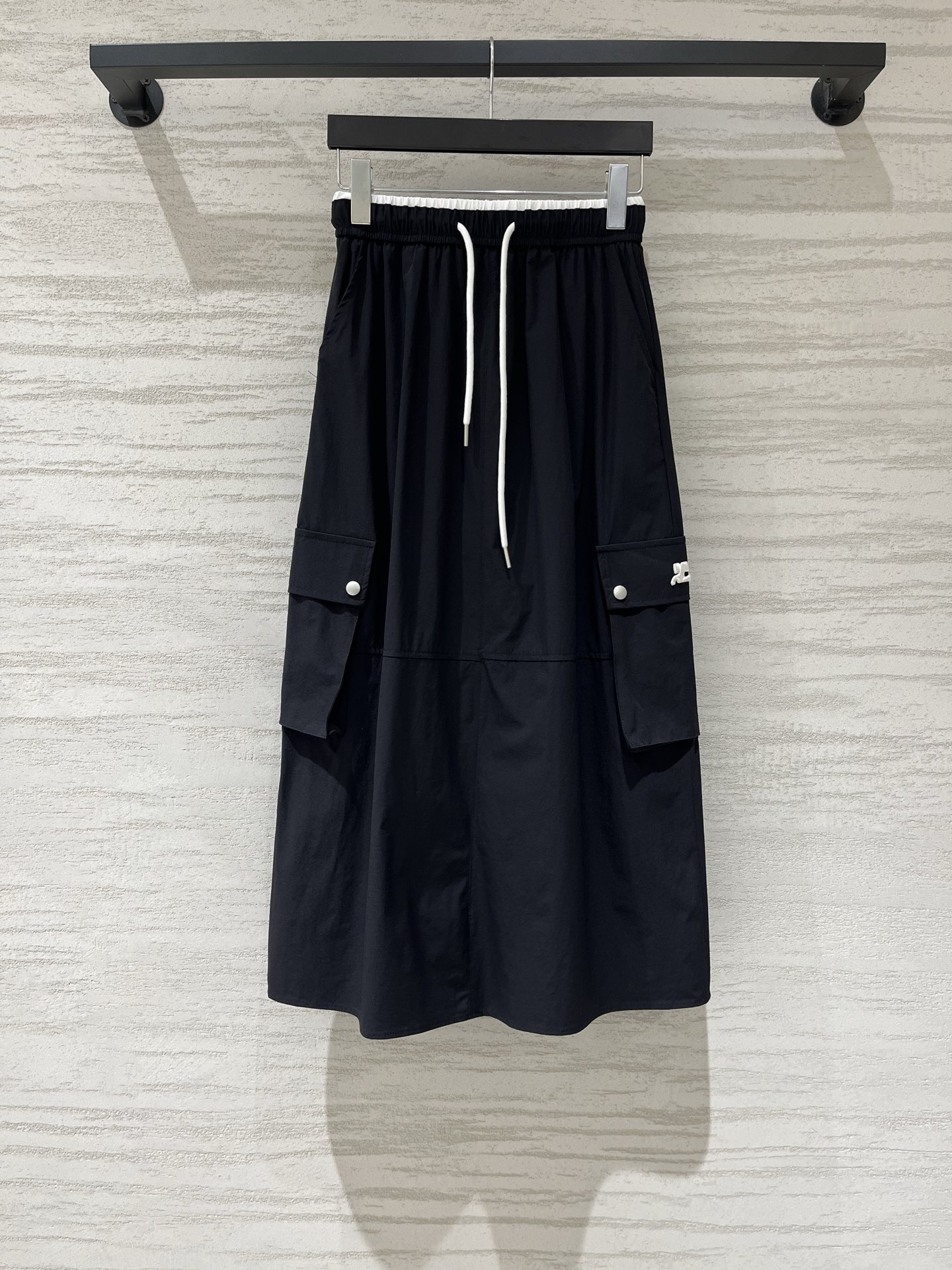 Courreges 26夏季新款 A字型松紧腰工装半裙，腰头自带撞色黑边，穿脱方便还不勒腰，两侧是带翻盖