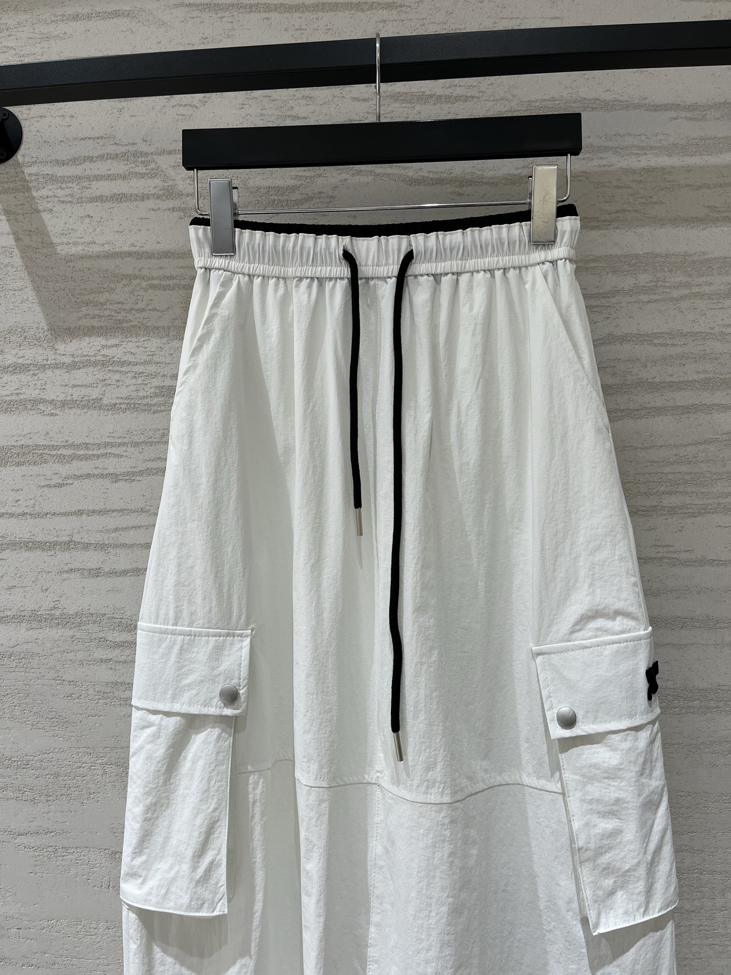 Courreges 26夏季新款 A字型松紧腰工装半裙，腰头自带撞色黑边，穿脱方便还不勒腰，两侧是带翻盖