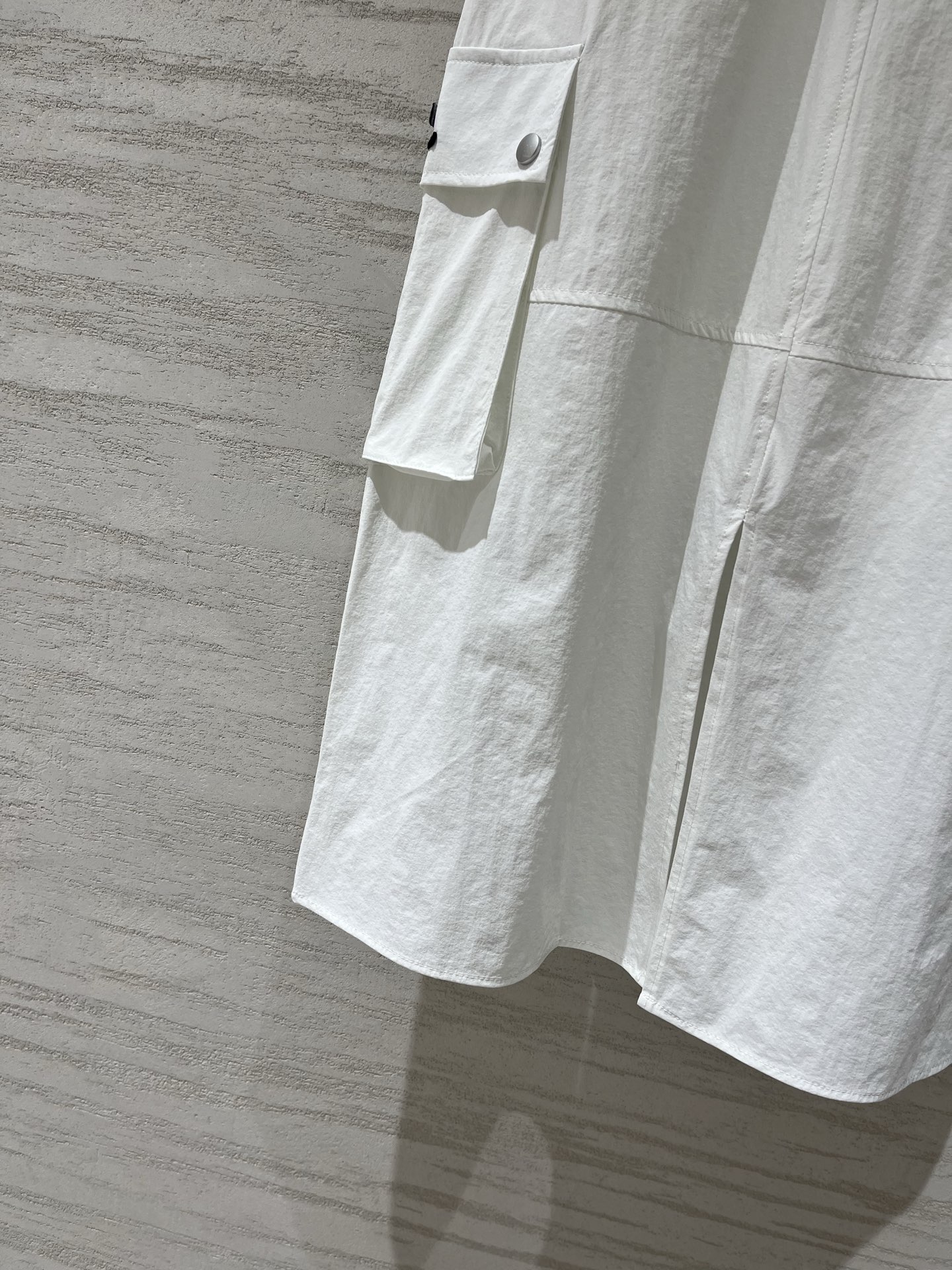 Courreges 26夏季新款 A字型松紧腰工装半裙，腰头自带撞色黑边，穿脱方便还不勒腰，两侧是带翻盖