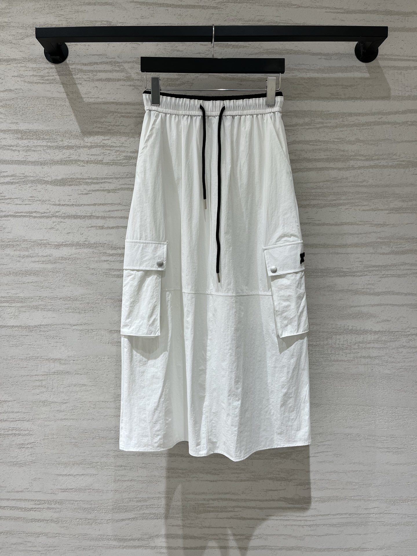 Courreges 26夏季新款 A字型松紧腰工装半裙，腰头自带撞色黑边，穿脱方便还不勒腰，两侧是带翻盖