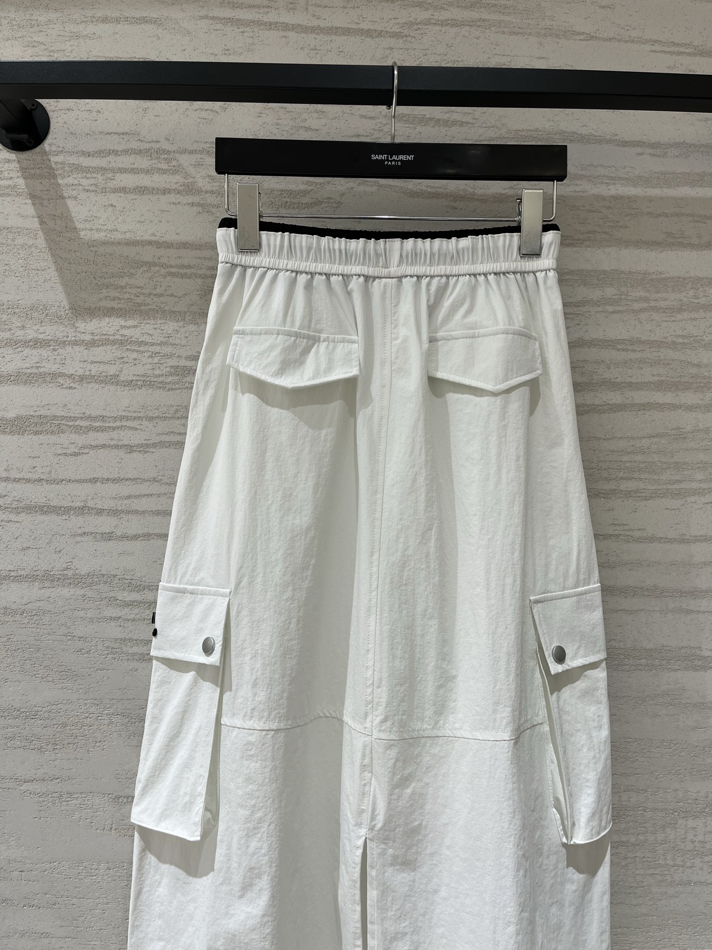 Courreges 26夏季新款 A字型松紧腰工装半裙，腰头自带撞色黑边，穿脱方便还不勒腰，两侧是带翻盖