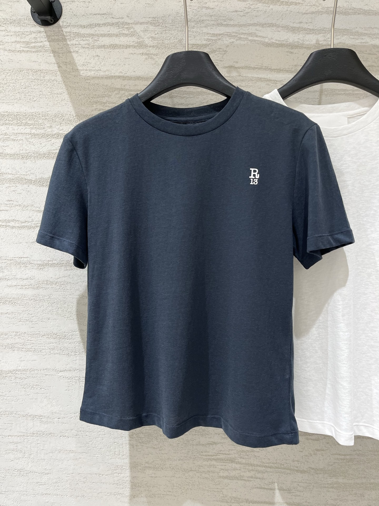 NO:911449,R13 26 new summer style thin round-neck short-sleeved T-shirt with hemp feel, minimalist regular straight fit, slightly transparent bamboo/linen-like cotton fabric, with texture, 'R13' letter mark on the left chest, American retro, minimalist basic style, relaxed and versatile, two-color SML,, T-shirt, tees, t-shirt,19860909R13 26夏季新款 麻感薄款圆领短袖T恤,极简常规直筒版型,微透竹节/亚麻感棉类面料,自带肌理,左胸“R13”字母标,美式复古、极简基础款、松弛百搭 两色SML,,T-shirt,tees，t-shirt,,Women's clothing