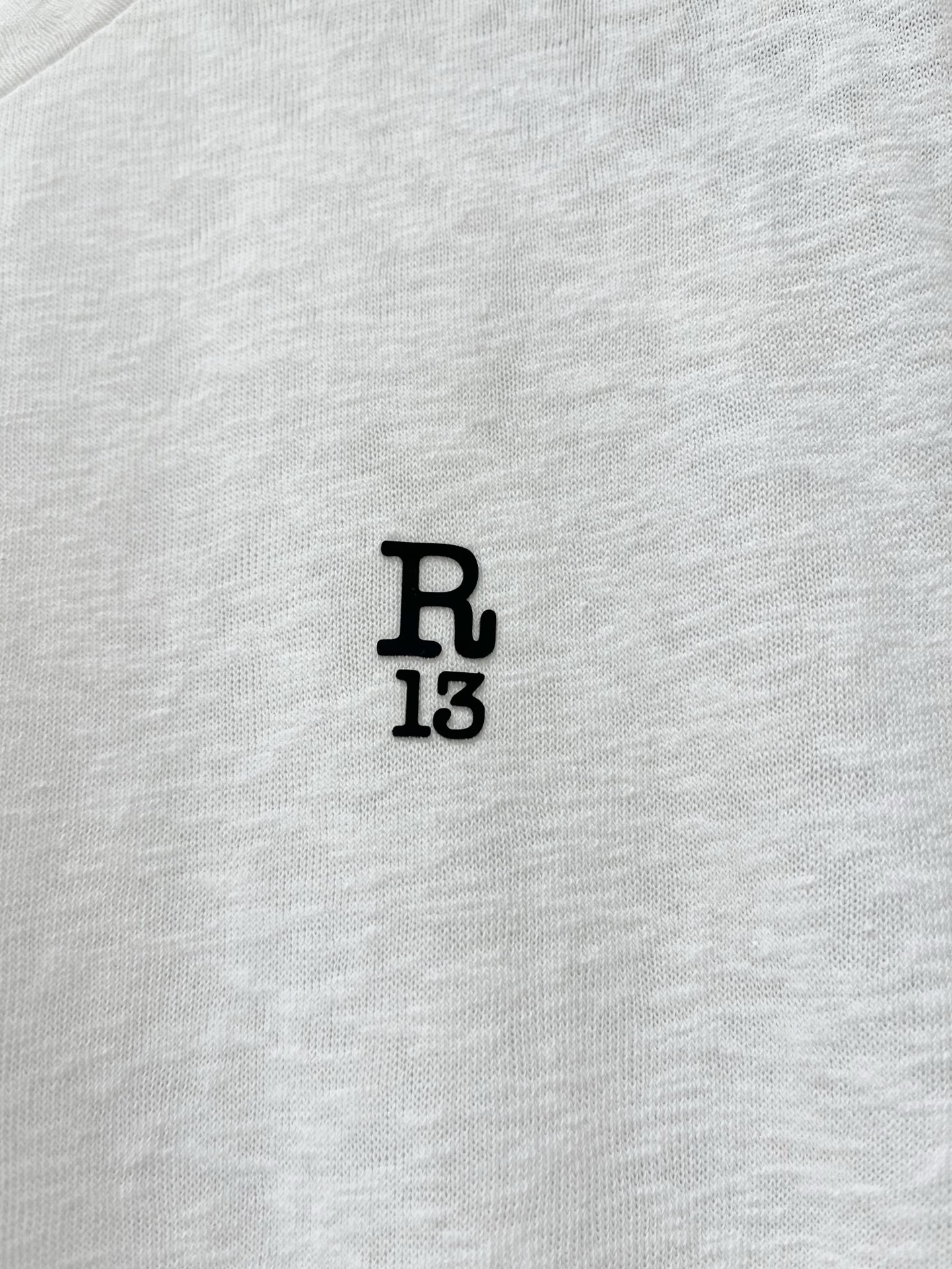 R13 26夏季新款 麻感薄款圆领短袖T恤，极简常规直筒版型，微透竹节/亚麻感棉类面料，自带肌理，左胸“