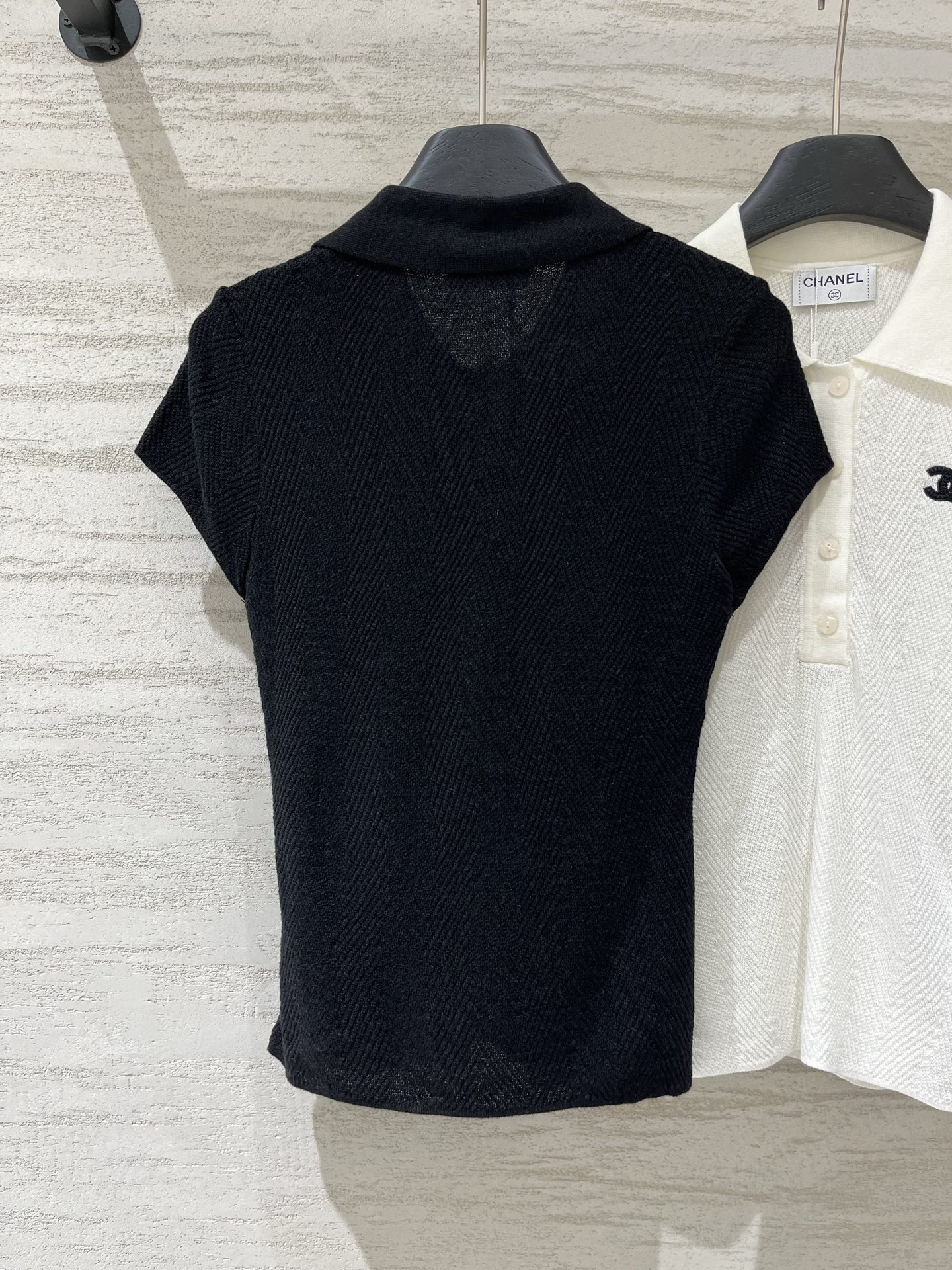 CHANEL 新款 薄款简约风Polo领短袖款 logo图案修饰点缀 上身高级氛围感十足 两色SML