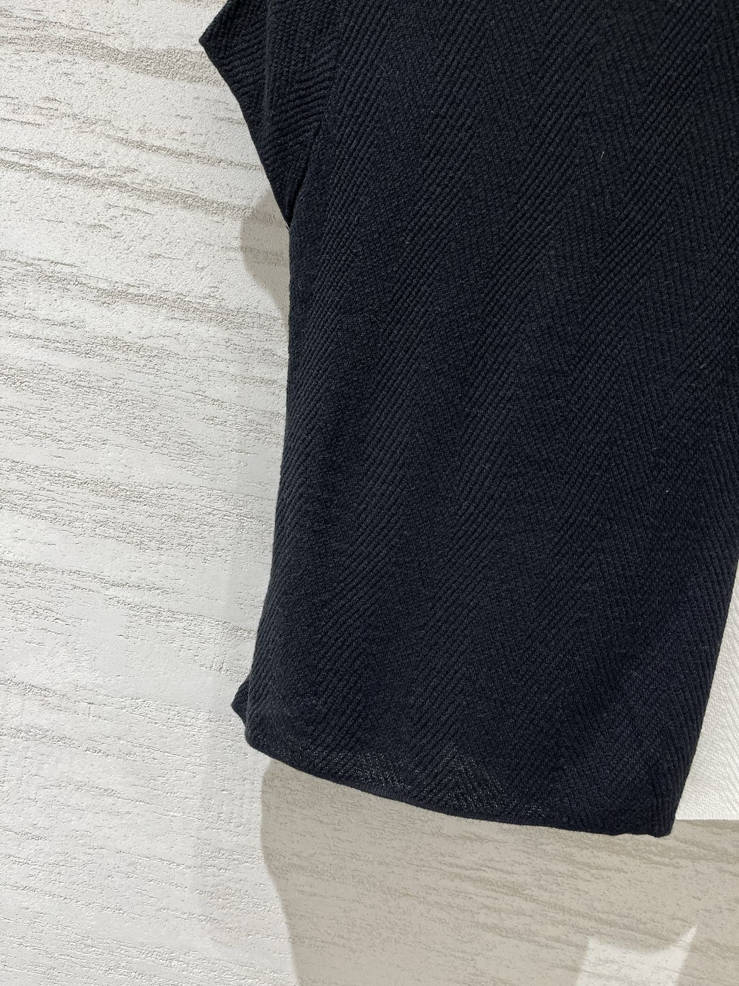 CHANEL 新款 薄款简约风Polo领短袖款 logo图案修饰点缀 上身高级氛围感十足 两色SML