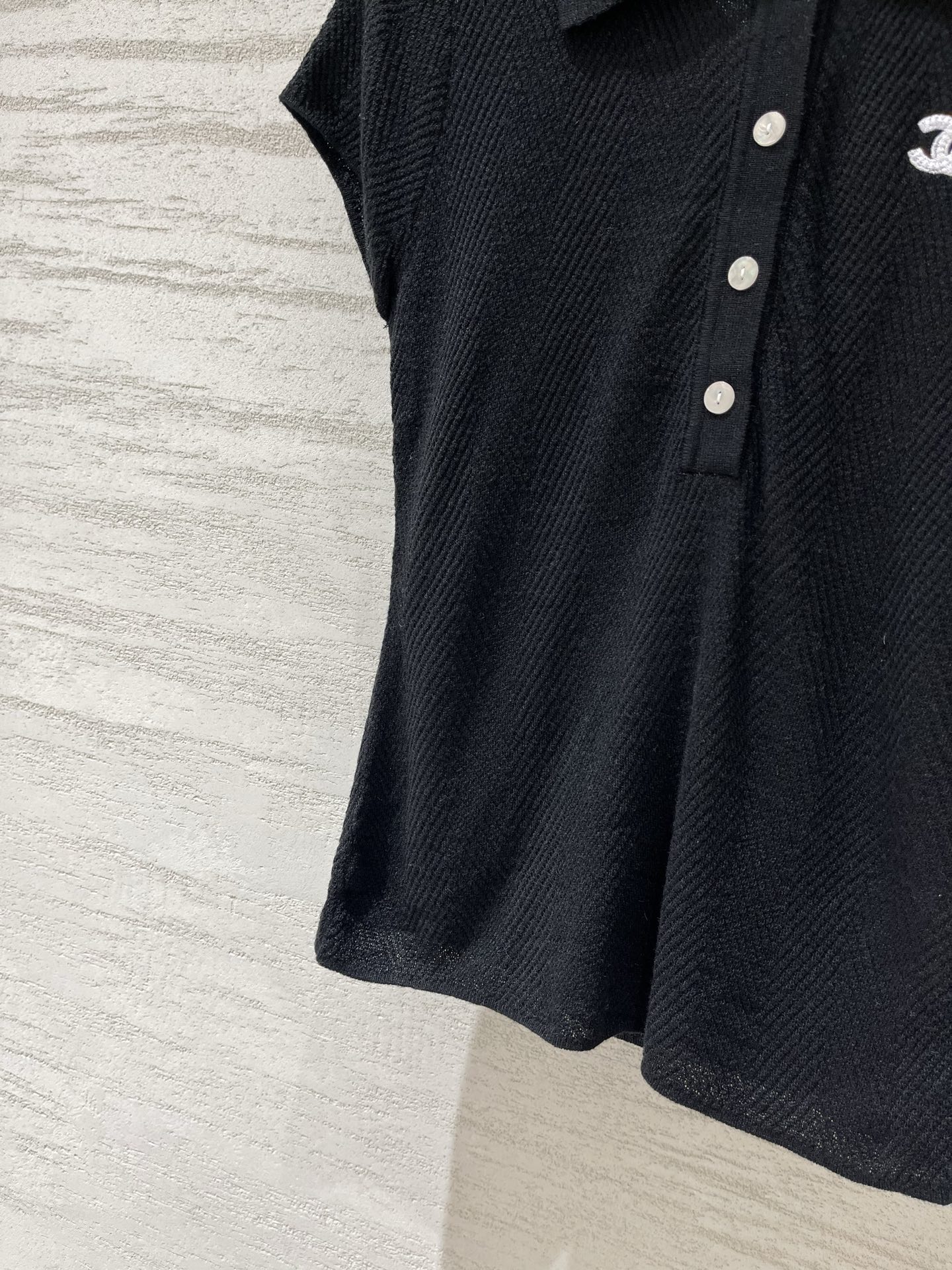 CHANEL 新款 薄款简约风Polo领短袖款 logo图案修饰点缀 上身高级氛围感十足 两色SML