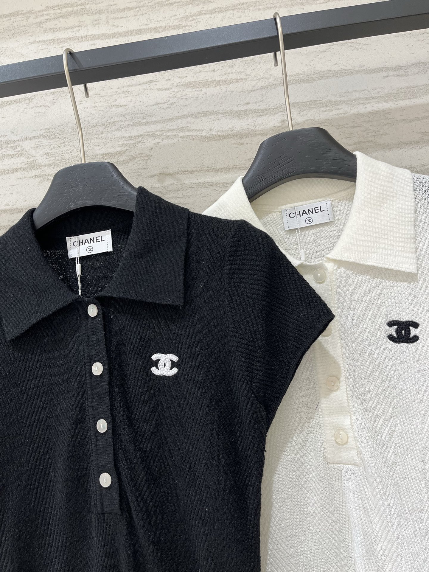CHANEL 新款 薄款简约风Polo领短袖款 logo图案修饰点缀 上身高级氛围感十足 两色SML