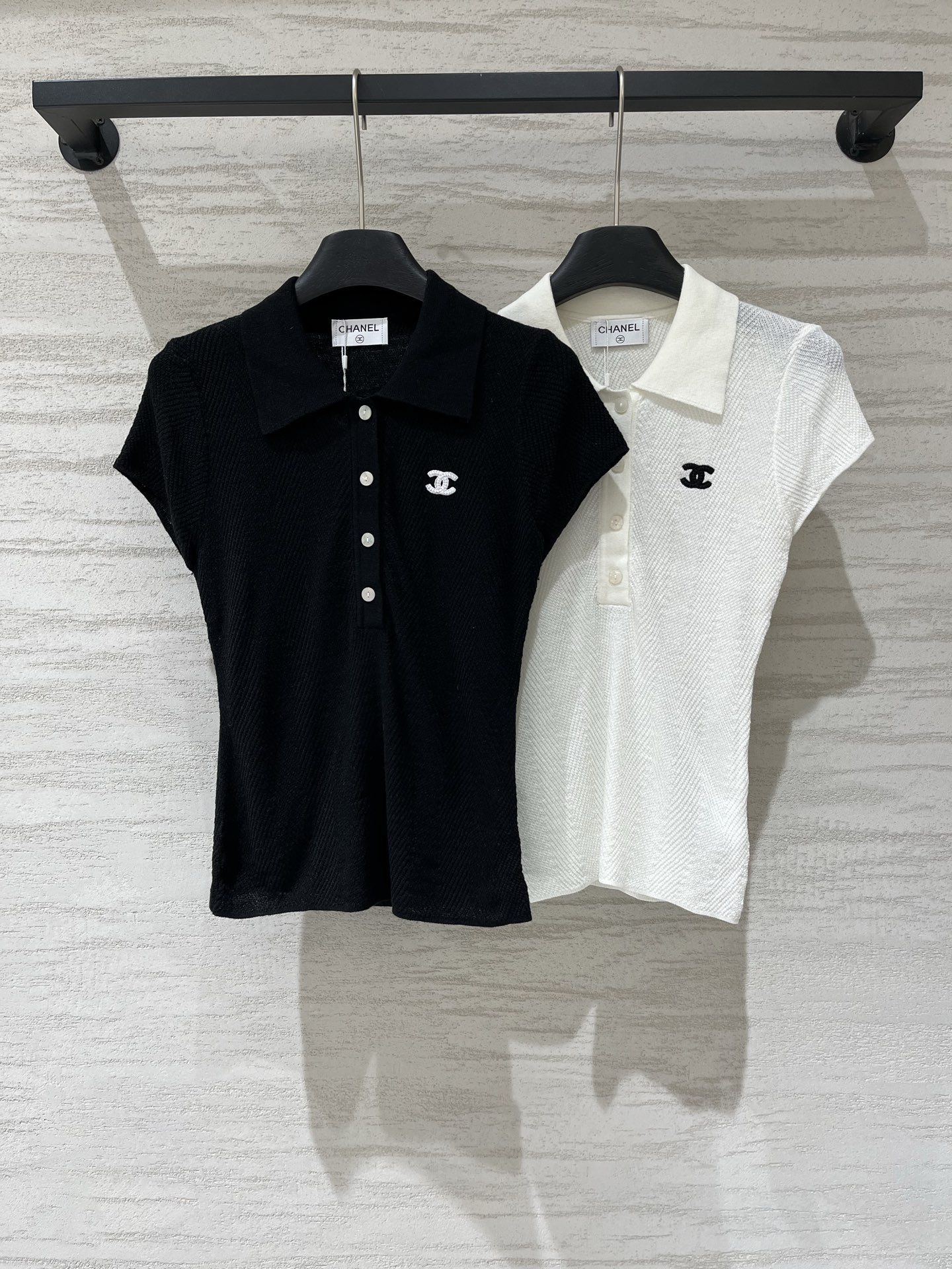 CHANEL 新款 薄款简约风Polo领短袖款 logo图案修饰点缀 上身高级氛围感十足 两色SML