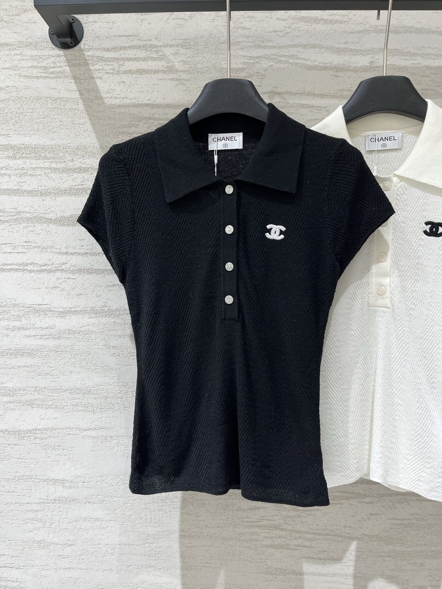 CHANEL 新款 薄款简约风Polo领短袖款 logo图案修饰点缀 上身高级氛围感十足 两色SML