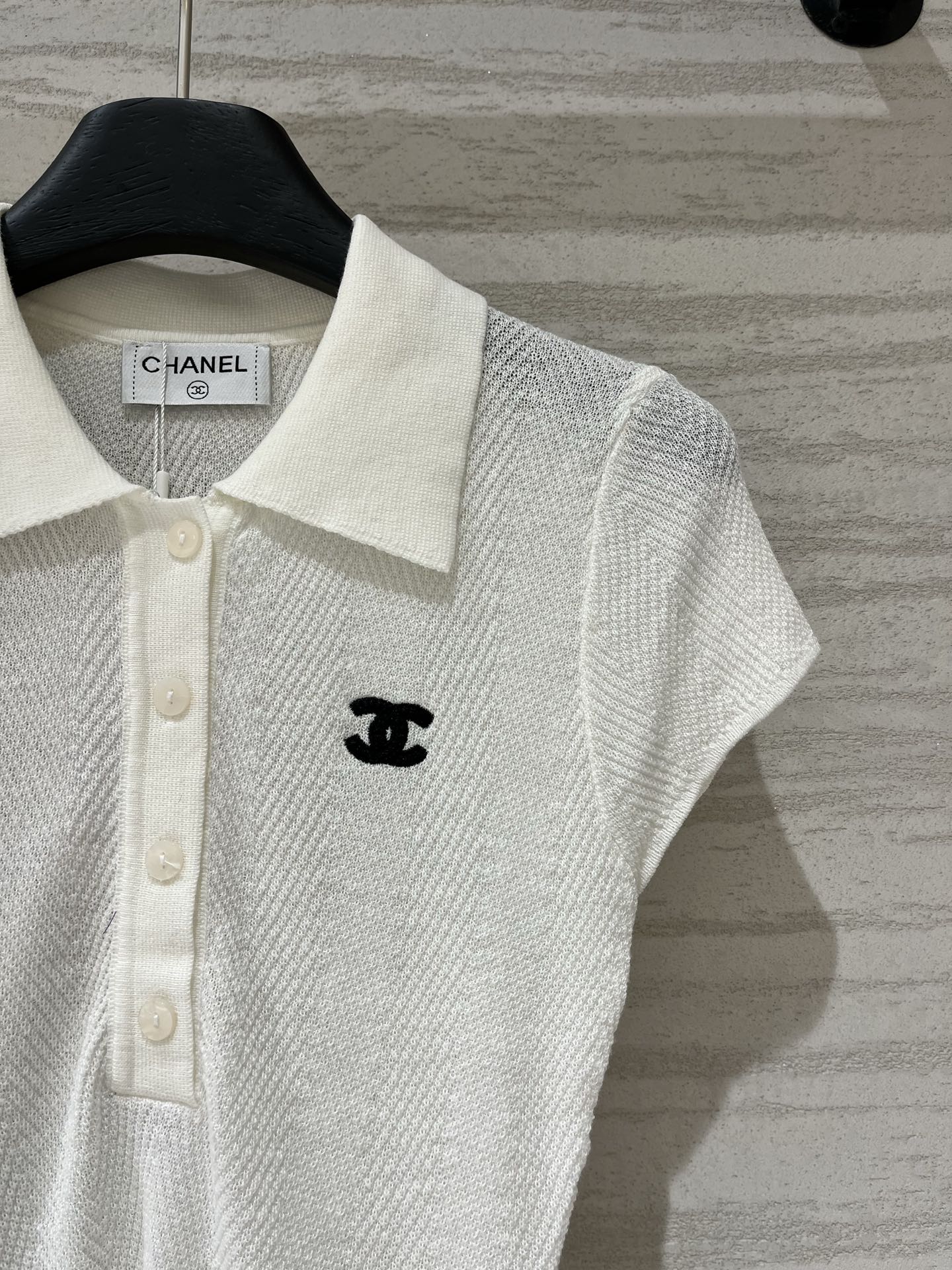 CHANEL 新款 薄款简约风Polo领短袖款 logo图案修饰点缀 上身高级氛围感十足 两色SML