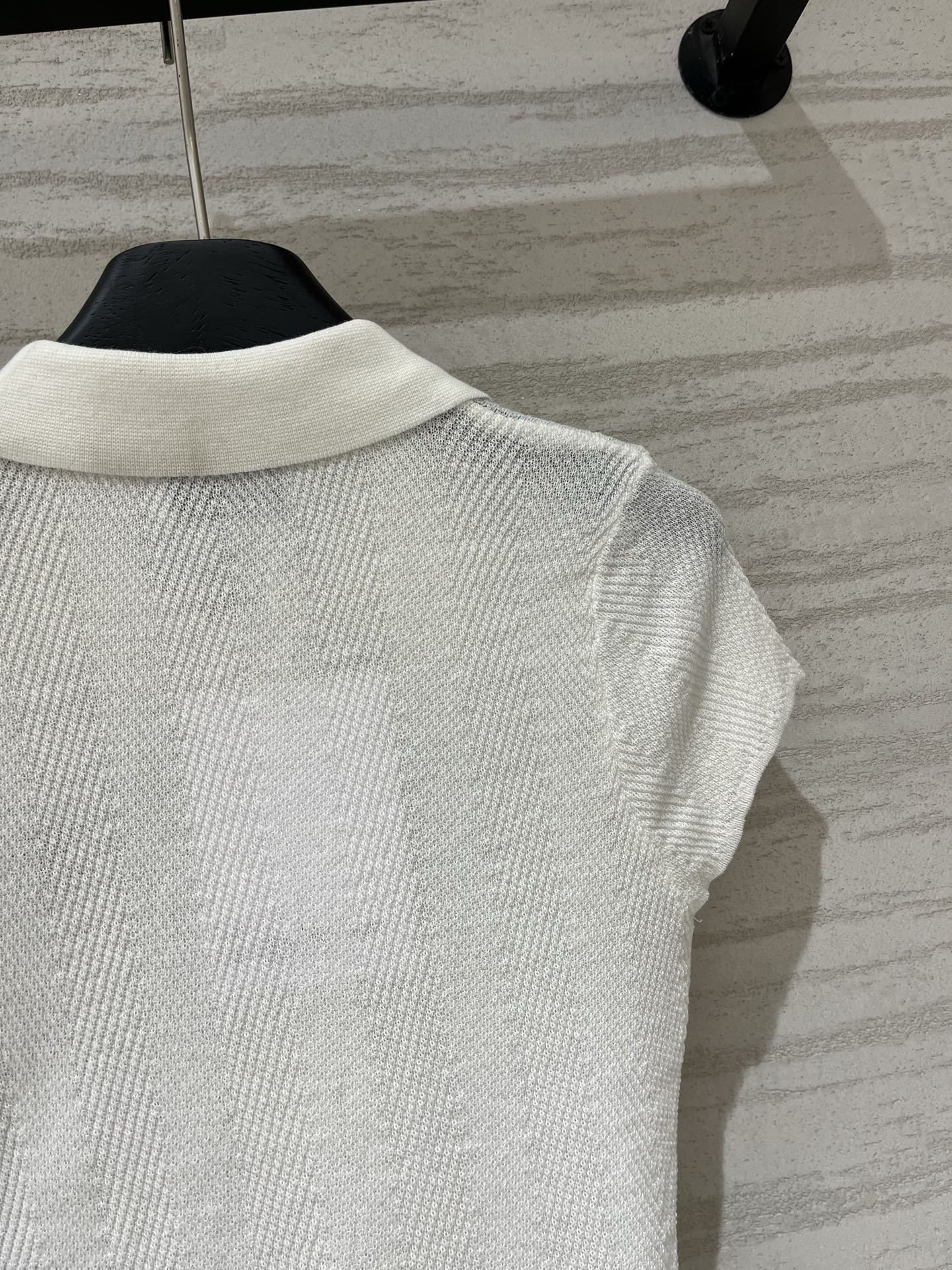 CHANEL 新款 薄款简约风Polo领短袖款 logo图案修饰点缀 上身高级氛围感十足 两色SML