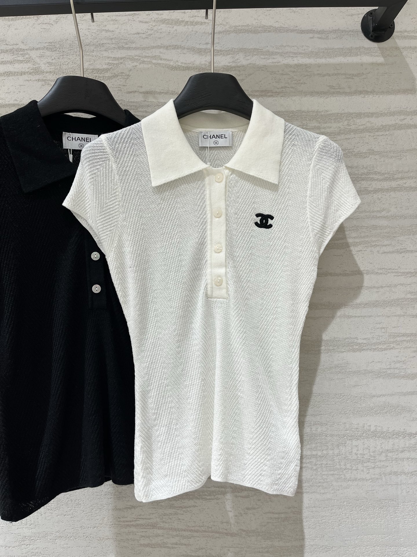 CHANEL 新款 薄款简约风Polo领短袖款 logo图案修饰点缀 上身高级氛围感十足 两色SML
