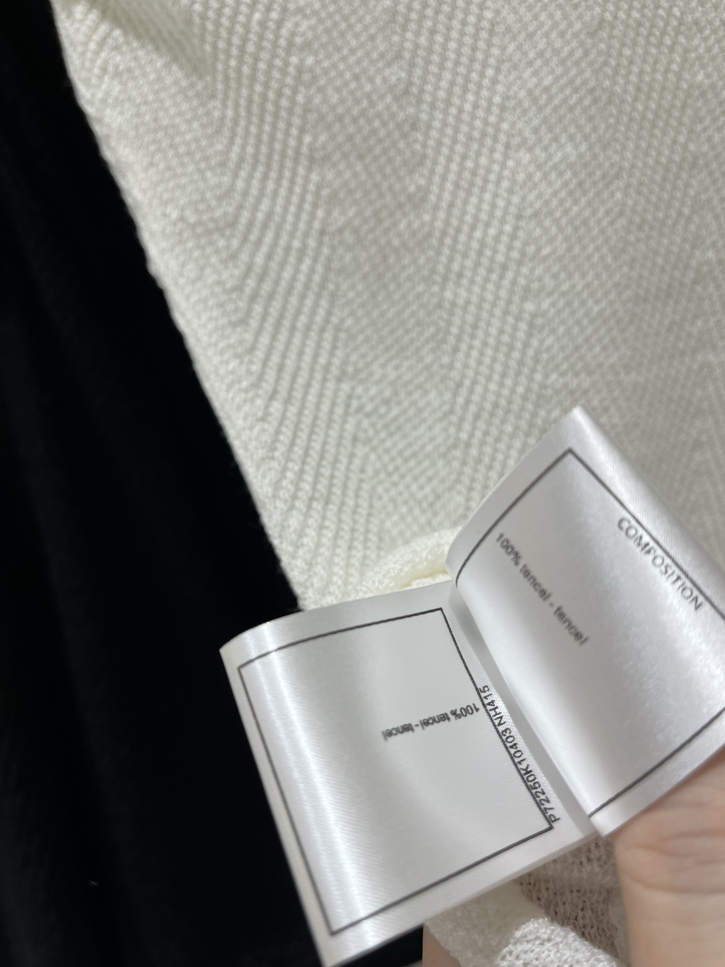 CHANEL 新款 薄款简约风Polo领短袖款 logo图案修饰点缀 上身高级氛围感十足 两色SML