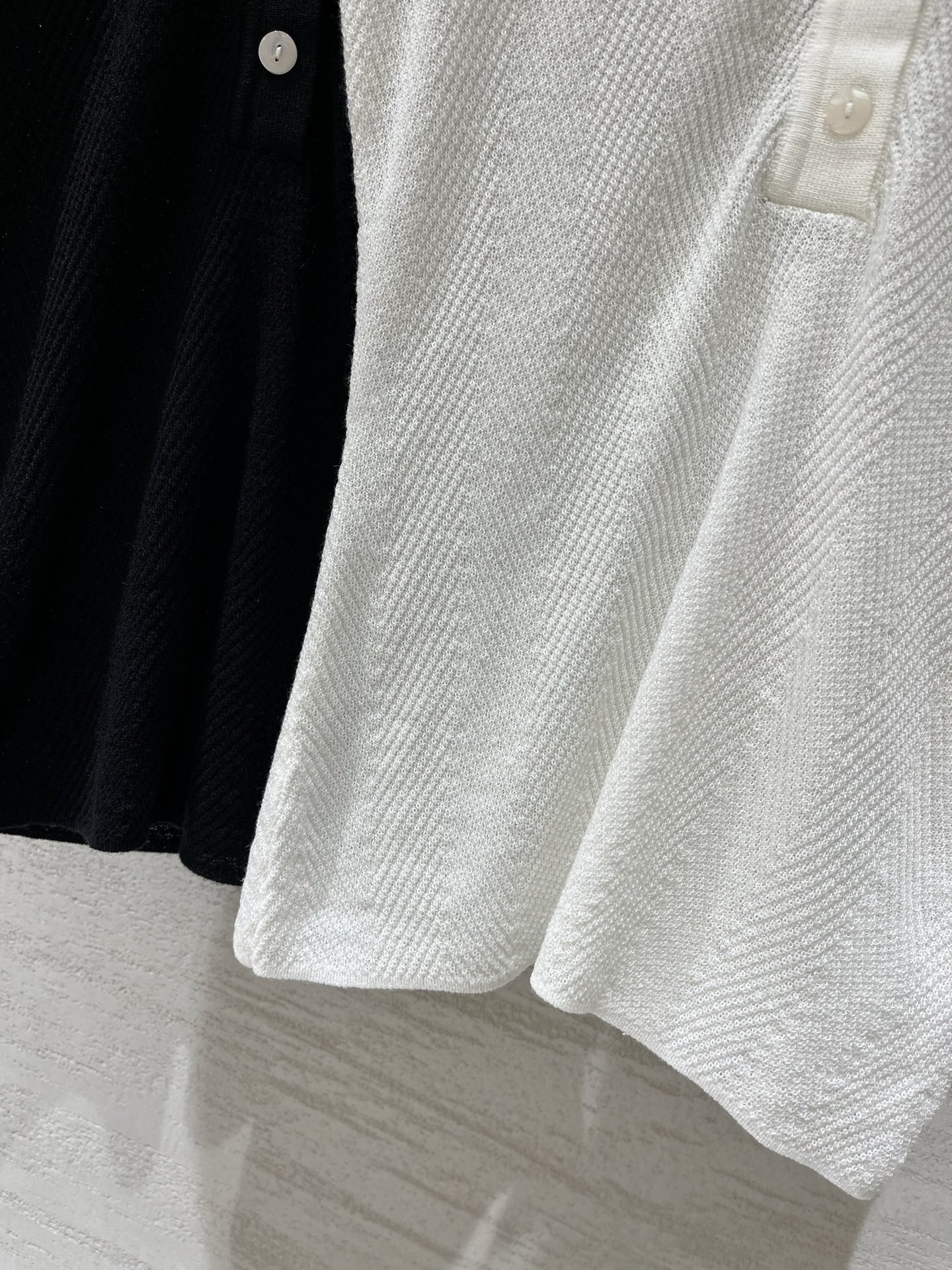 CHANEL 新款 薄款简约风Polo领短袖款 logo图案修饰点缀 上身高级氛围感十足 两色SML