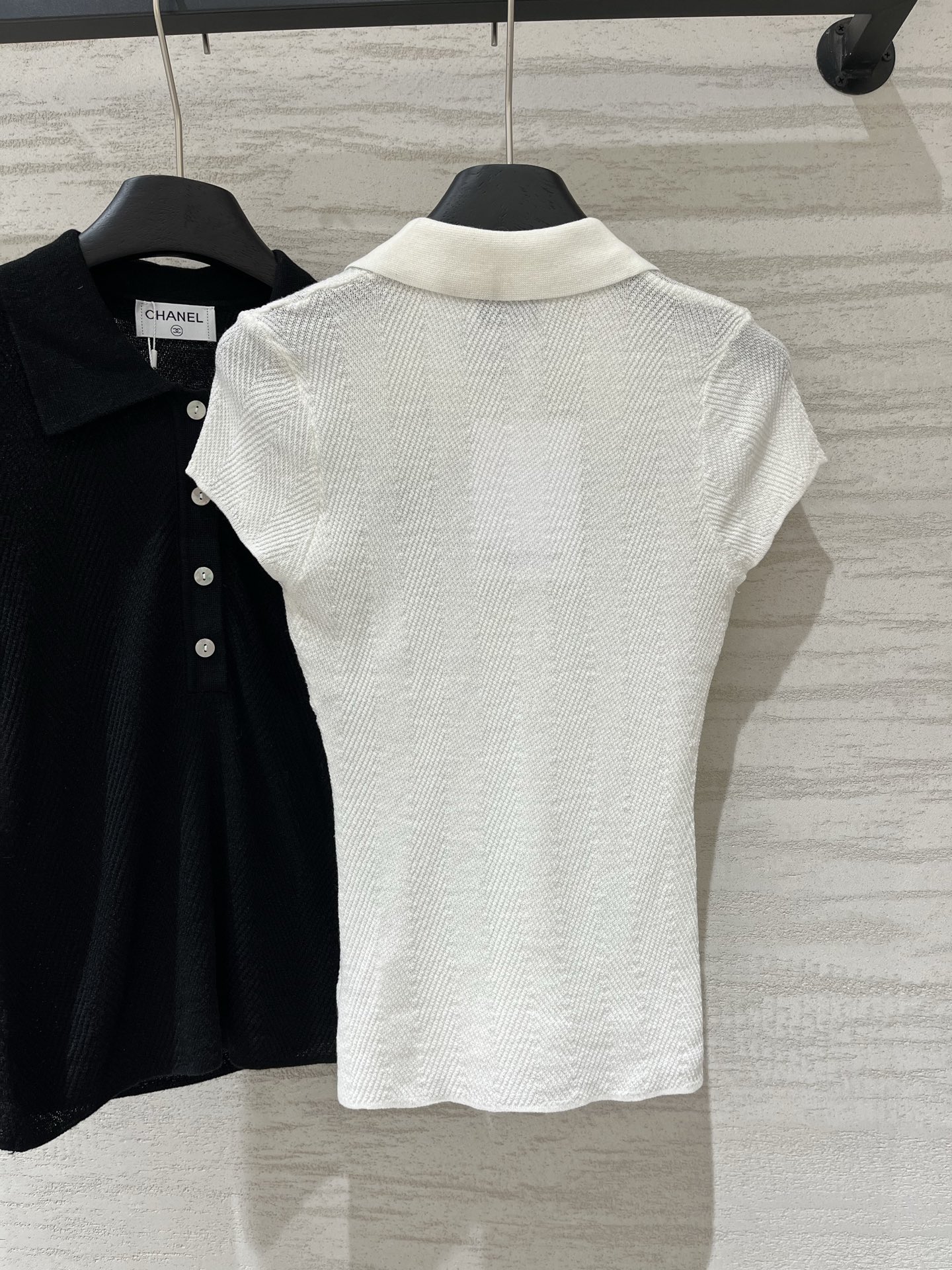 CHANEL 新款 薄款简约风Polo领短袖款 logo图案修饰点缀 上身高级氛围感十足 两色SML