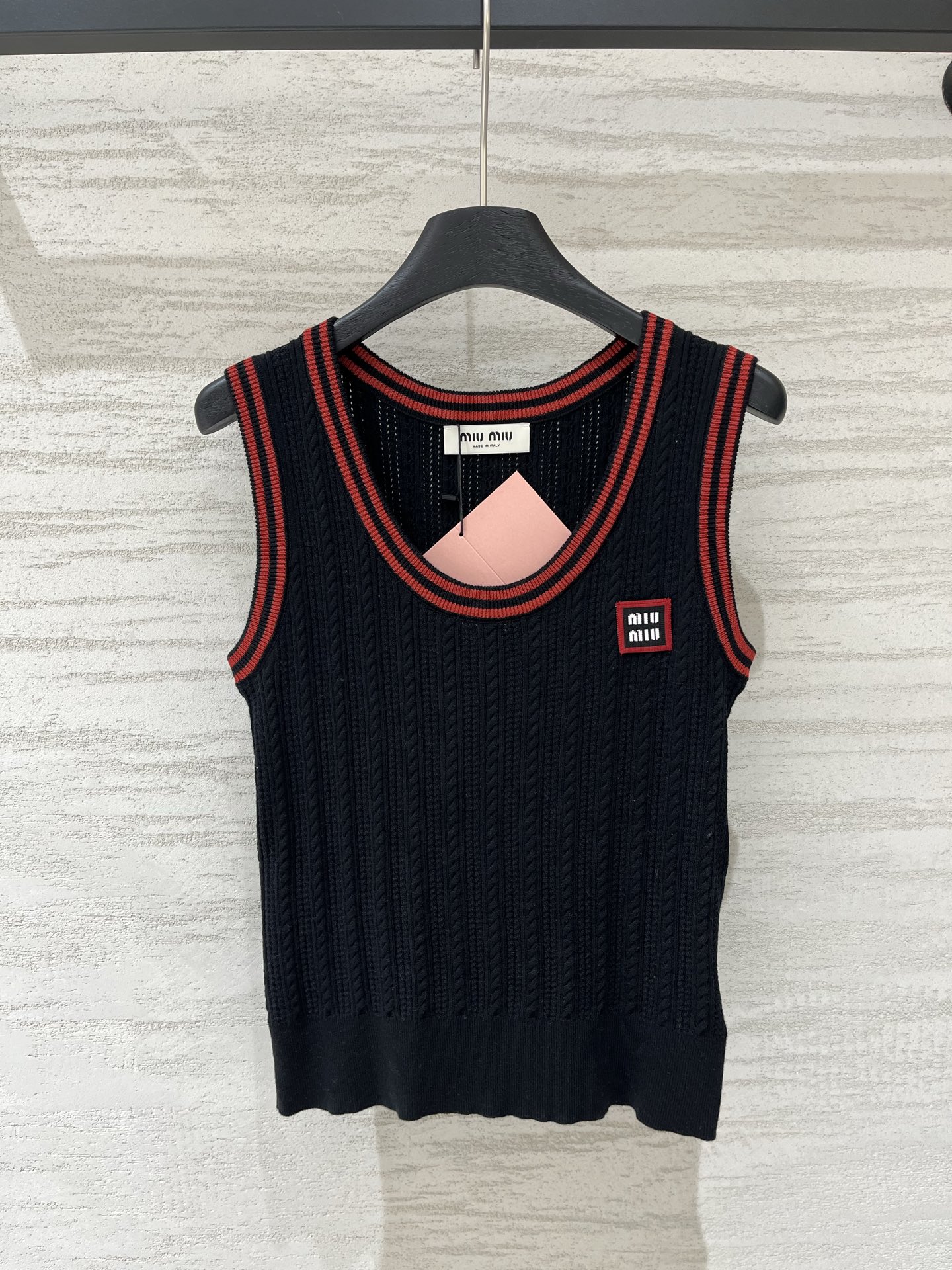 MIUMI* 新款 简约背心款 logo图案修饰点缀 上身高级氛围感十足 两色SML