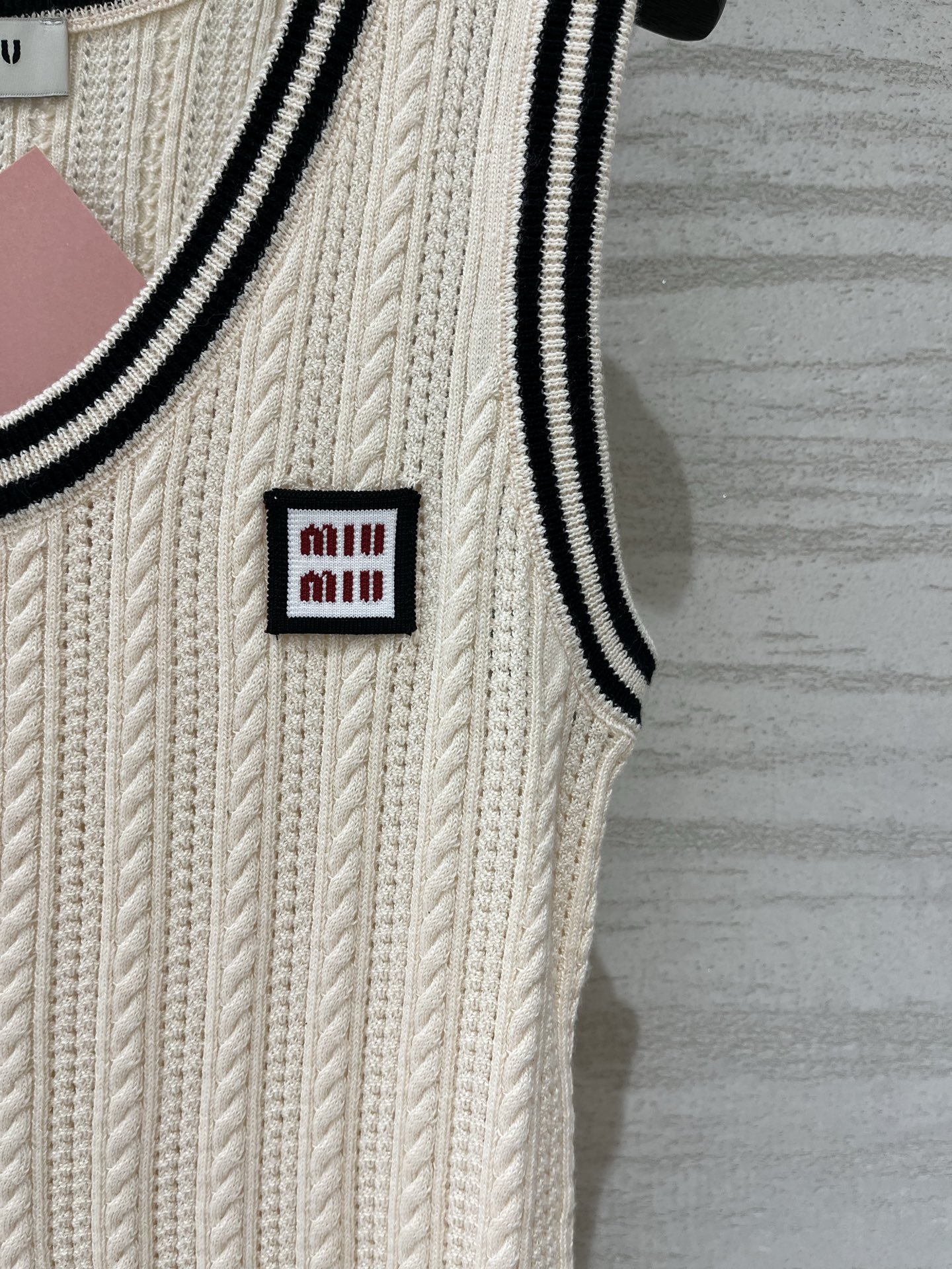 MIUMI* 新款 简约背心款 logo图案修饰点缀 上身高级氛围感十足 两色SML