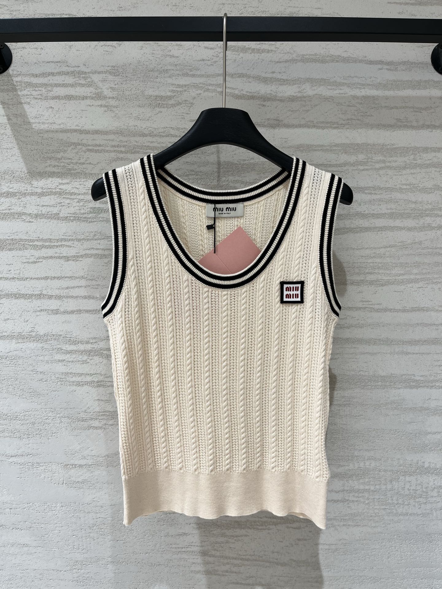 MIUMI* 新款 简约背心款 logo图案修饰点缀 上身高级氛围感十足 两色SML