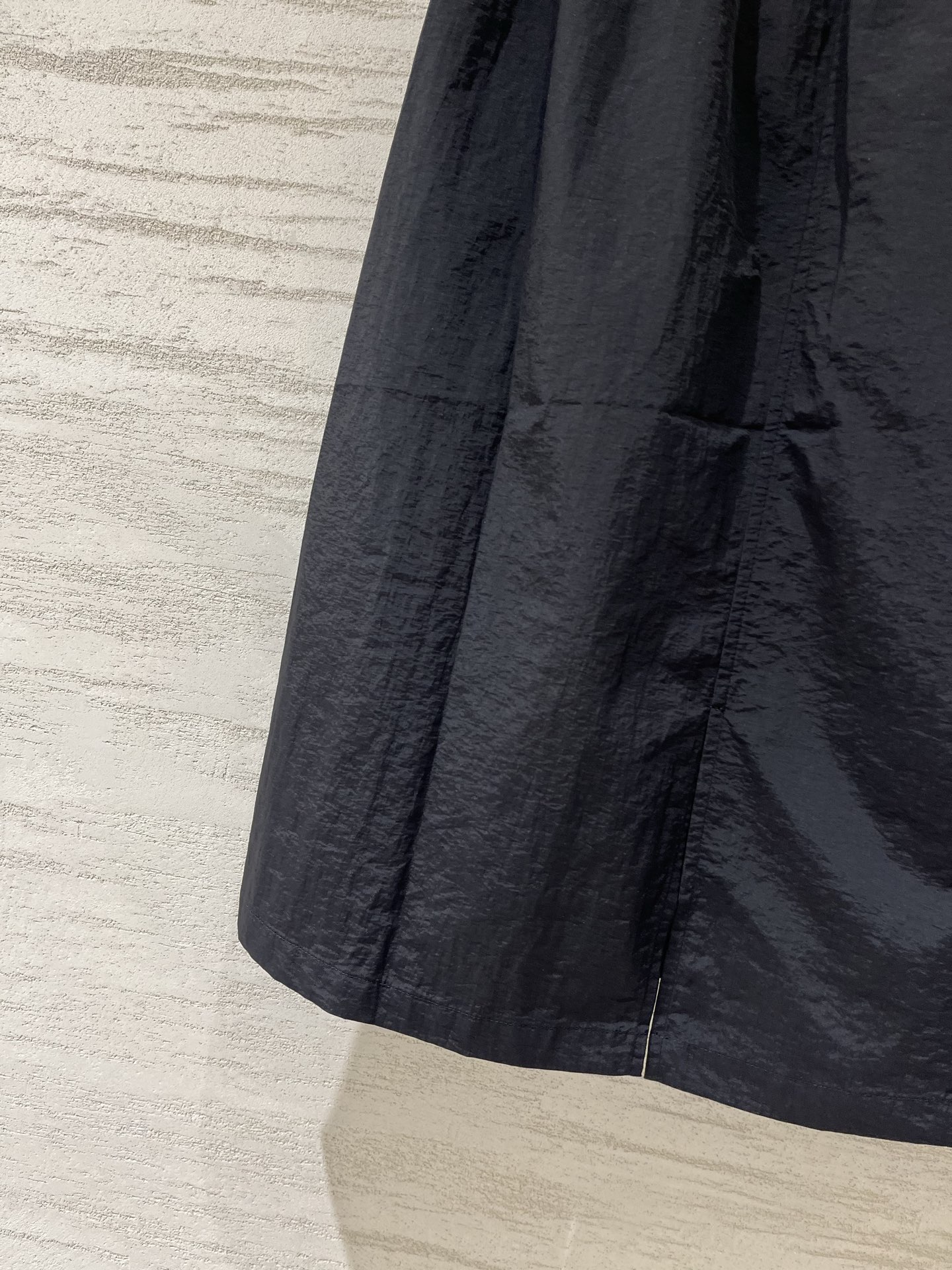 Vivienne Westwood 土星刺绣机能松紧半裙，采用轻薄抗皱速干梭织面料，顺滑透气，直筒中长A