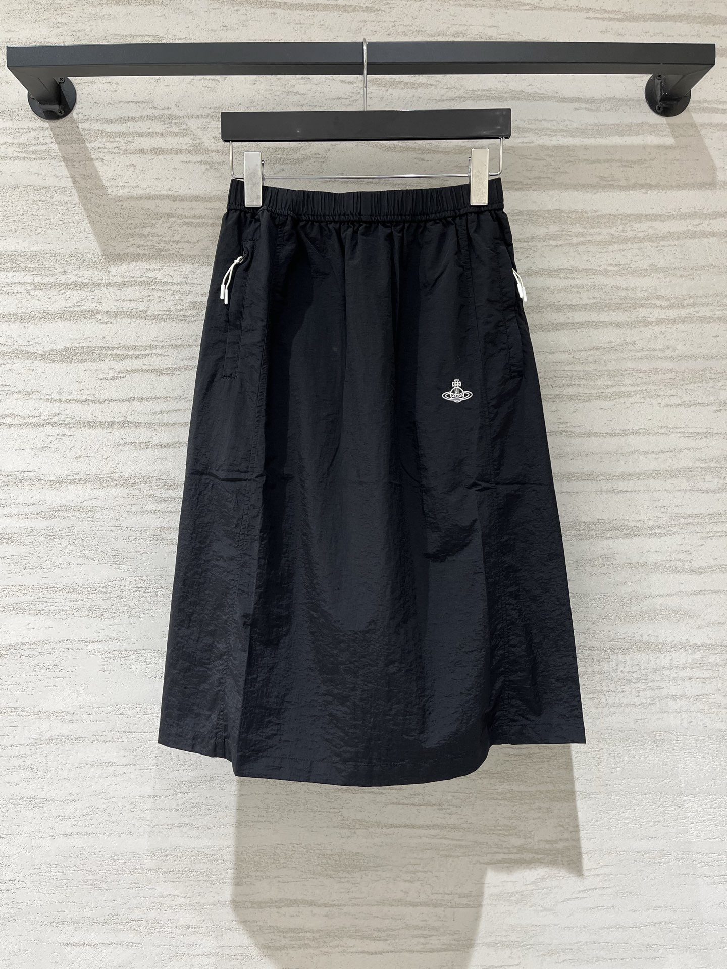 Vivienne Westwood 土星刺绣机能松紧半裙，采用轻薄抗皱速干梭织面料，顺滑透气，直筒中长A
