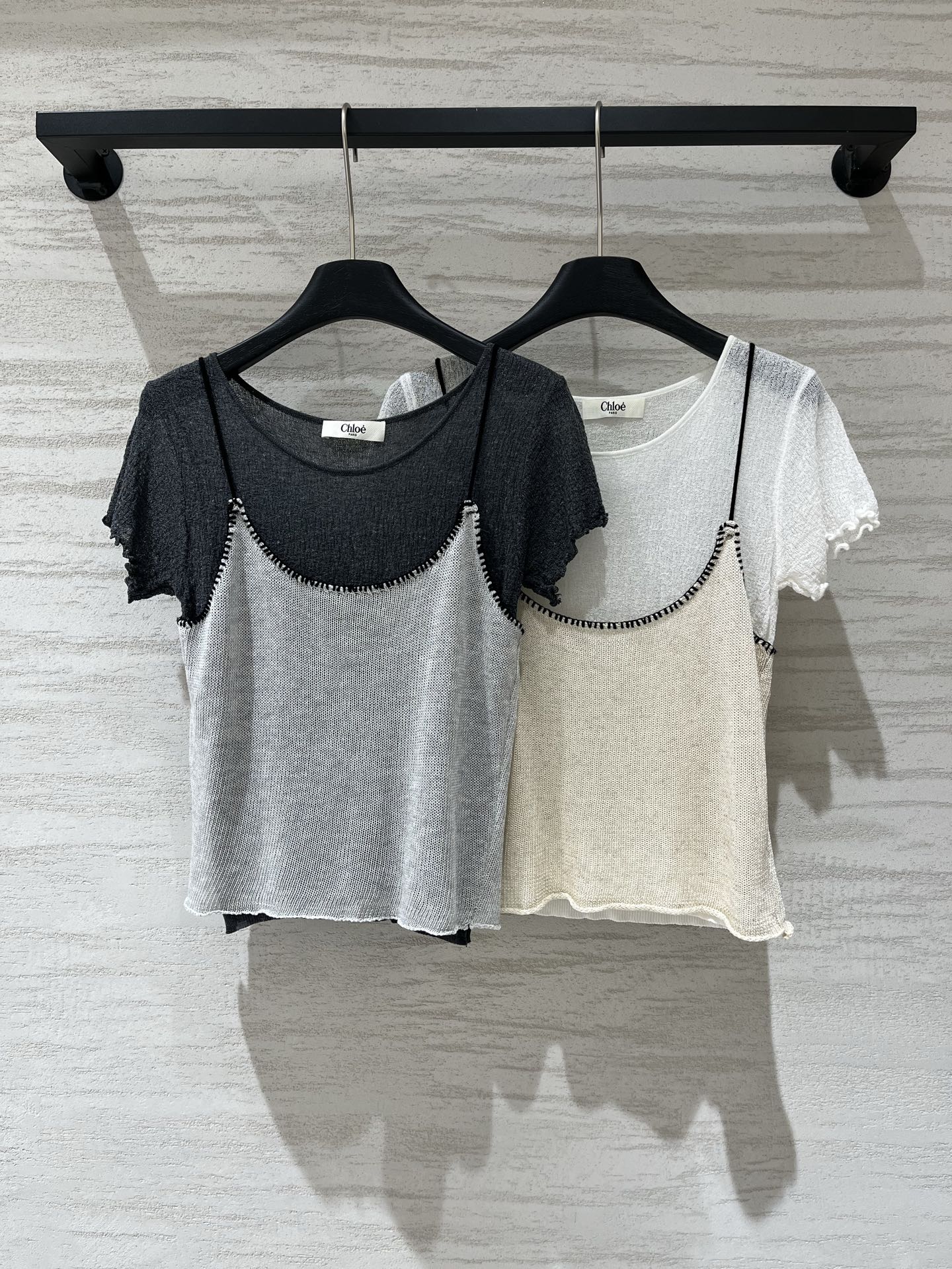 NO:911468,Chloe's two-piece stacked knitted short-sleeves are relaxed and gentle. The fabric is made of thin knitted fabric with a slightly translucent texture. It has a hazy and transparent texture. The version is loose and slightly off-shoulder. It can be paired with denim skirts and casual trousers on a daily basis to create a gentle commuting or casual street style. One size fits all in both colors l,,chloe,loewe,skirts,T-shirt,19860909Chloe 两件叠穿针织短袖,松弛温柔,面料是微透肌理感薄针织,自带朦胧通透质感,版型偏宽松微落肩,日常可以搭配牛仔半裙、休闲长裤,打造温柔通勤或是休闲街头造型 两色均码 l,,chloe,loewe,skirts,T-shirt,,Women's clothing