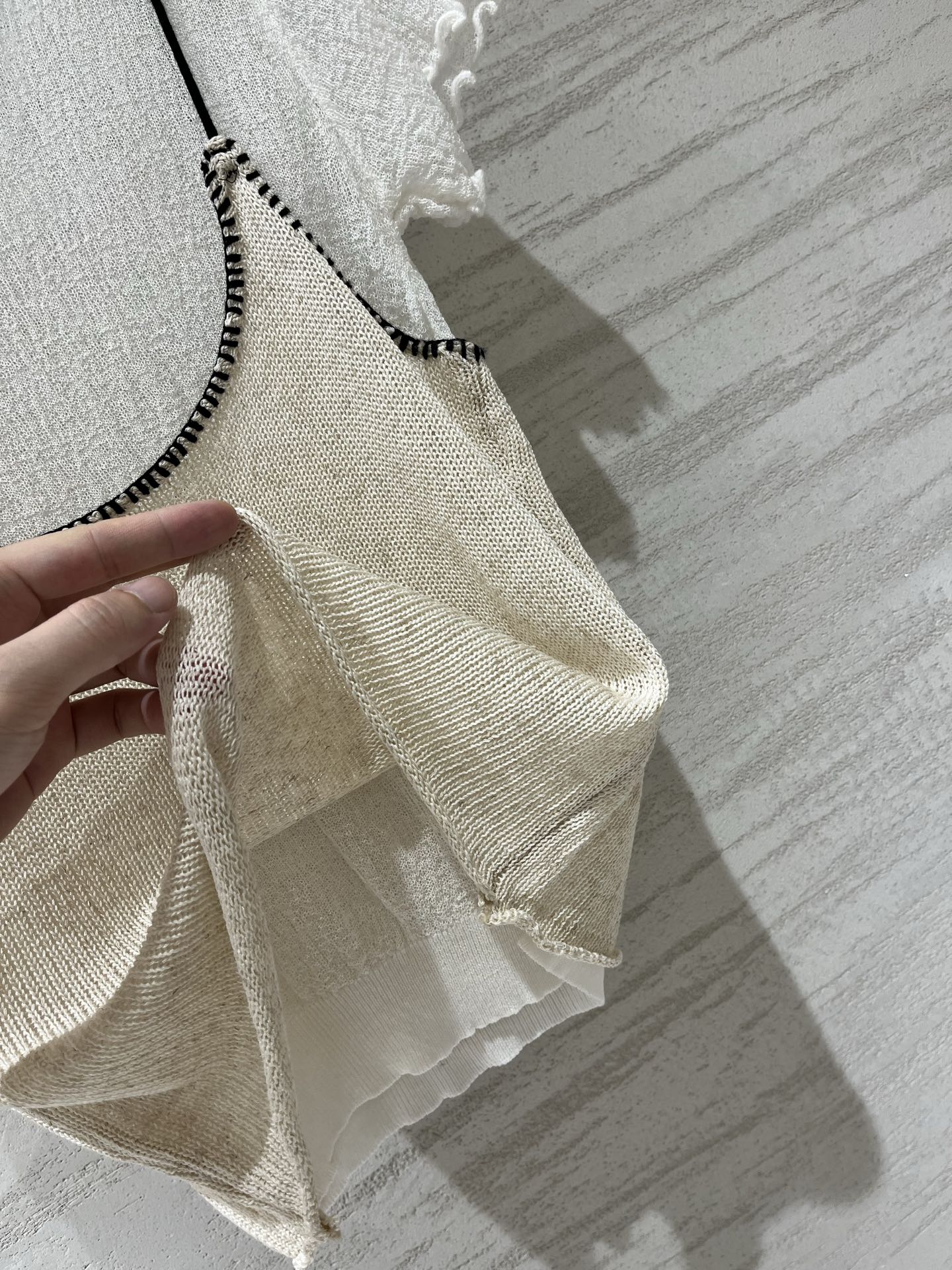 Chloe 两件叠穿针织短袖，松弛温柔，面料是微透肌理感薄针织，自带朦胧通透质感，版型偏宽松微落肩，日常