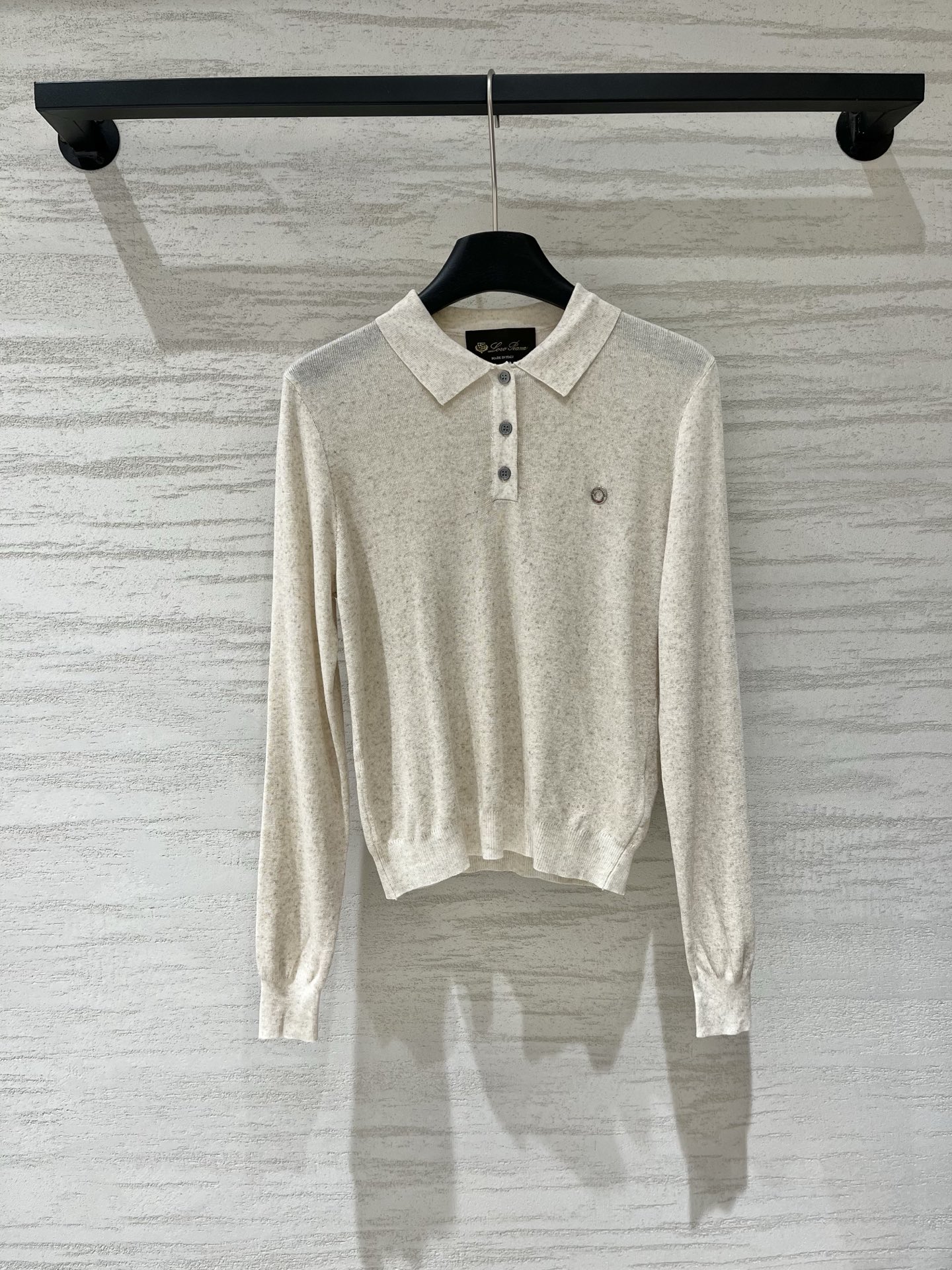 NO:921926,LP Early Autumn New Style Knitted Polo Long Sleeve, close your eyes, high-grade gray/white linen color, with texture, white upper body, can hold yellow and black leather, minimalist and high-end, short waisted version, tall and slim without weighing down, perfect with suit pants, jeans, skirts, looks good when worn alone, can be worn in multiple styles, two-color SM, loro piana, skirts, jeans, business suit,19860909LP 早秋新款 针织Polo长袖,闭眼入的程度,高级花灰色/白麻色,自带肌理质感,上身巨显白,黄皮黑皮都能hold住,极简高级,短款收腰版型,显高显瘦不压个子,配西装裤、牛仔裤、半裙都绝,单穿内搭都好看,一衣多穿 两色SM,,loro piana,skirts,jeans,business suit,,Women's clothing