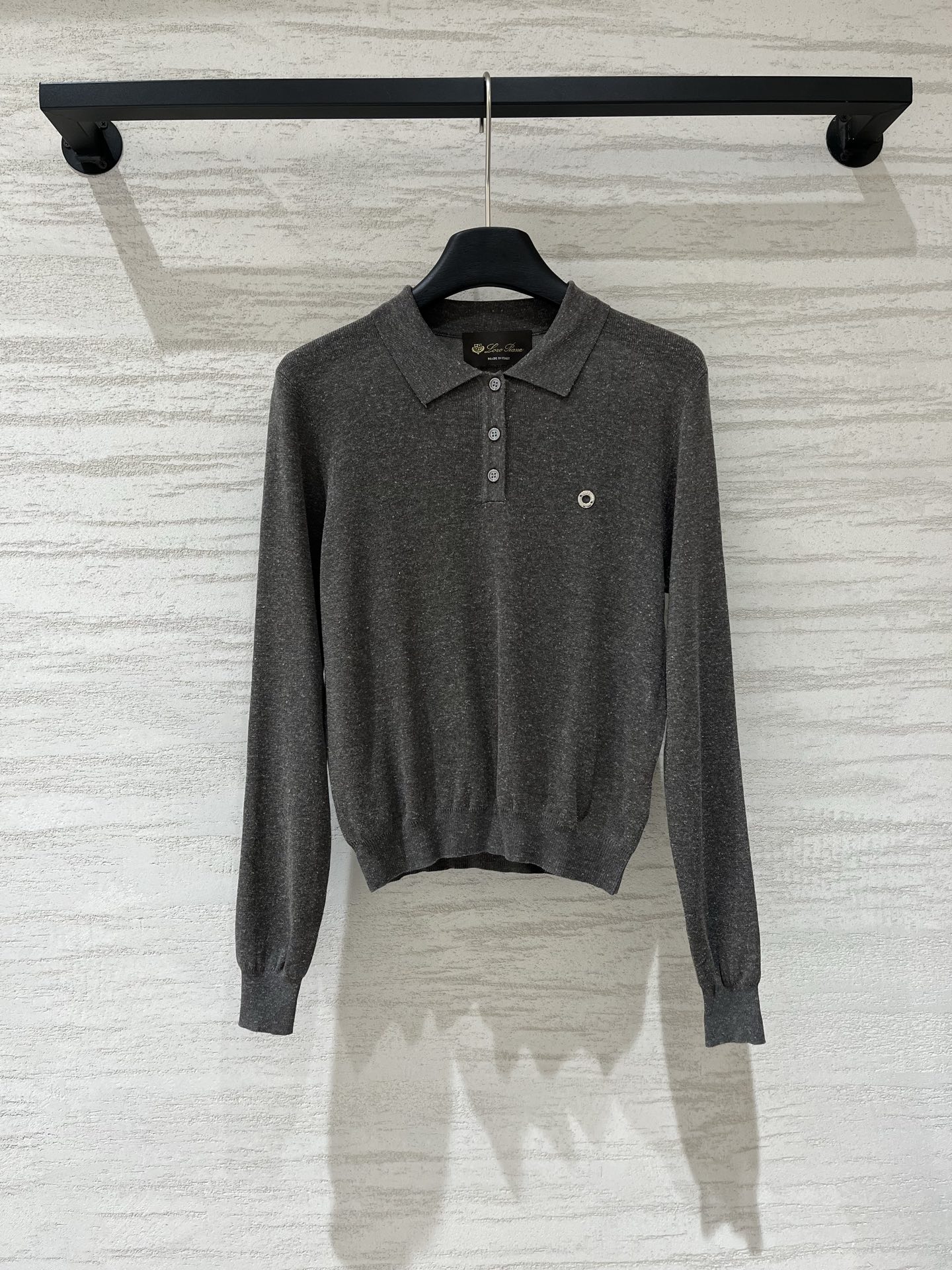 NO:921921,LP Early Autumn New Style Knitted Polo Long Sleeve, close your eyes, high-grade gray/white linen color, with texture, the upper body is extremely white, can hold yellow and black leather, minimalist and high-end, short waisted version, makes you taller and slimmer without weighing you down, perfect with suit pants, jeans, skirts, looks good when worn alone, can be worn in multiple styles, two-color SM l,,loro piana,skirts,jeans,business suit,19860909LP 早秋新款 针织Polo长袖,闭眼入的程度,高级花灰色/白麻色,自带肌理质感,上身巨显白,黄皮黑皮都能hold住,极简高级,短款收腰版型,显高显瘦不压个子,配西装裤、牛仔裤、半裙都绝,单穿内搭都好看,一衣多穿 两色SM l,,loro piana,skirts,jeans,business suit,,Women's clothing