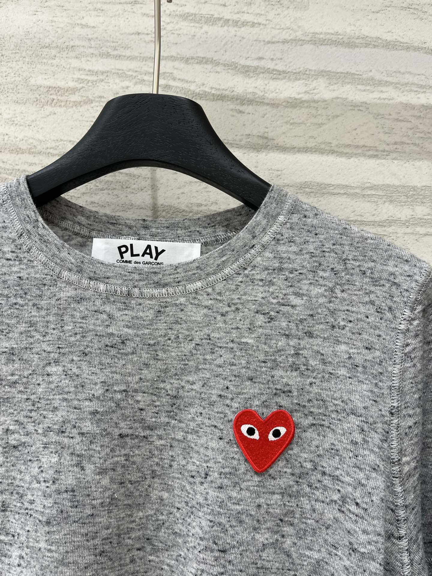 川久保玲PLAY 爱心刺绣花彩点纱短袖T恤，手工细腻软糯，高级雾霾花灰蓝色，巨显白巨温柔，左胸爱心Log