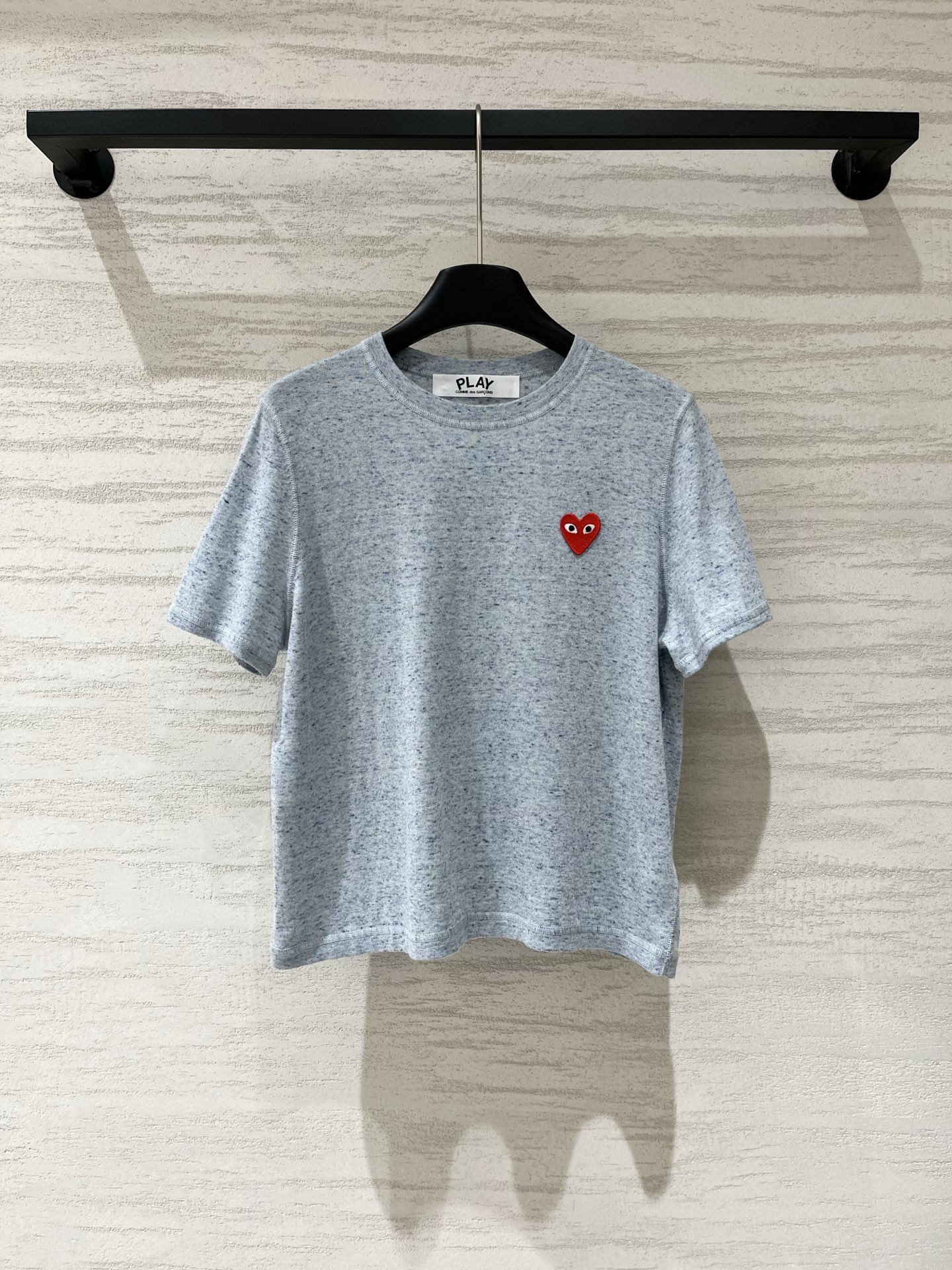 NO:921930,Rei Kawakubo PLAY love embroidery floral dot yarn short-sleeved T-shirt, exquisite and soft handwork, high-end haze flower gray blue, huge white and gentle, love logo embroidery on the left chest, classic round neck short-sleeved version, whoever wears it will look good, floral gray cotton fabric, breathable and skin-friendly, comfortable, can be worn with jeans, suit pants, skirts, two-color SML l,,skirts,jeans,T-shirt,tees,t-shirt,business suit,19860909川久保玲PLAY 爱心刺绣花彩点纱短袖T恤,手工细腻软糯,高级雾霾花灰蓝色,巨显白巨温柔,左胸爱心Logo刺绣,经典圆领短袖版型,谁穿谁好看,花灰棉感面料,透气亲肤舒适度拉满,配牛仔裤、西装裤、半裙都ok 两色SML l,,skirts,jeans,T-shirt,tees，t-shirt,business suit,,Women's clothing