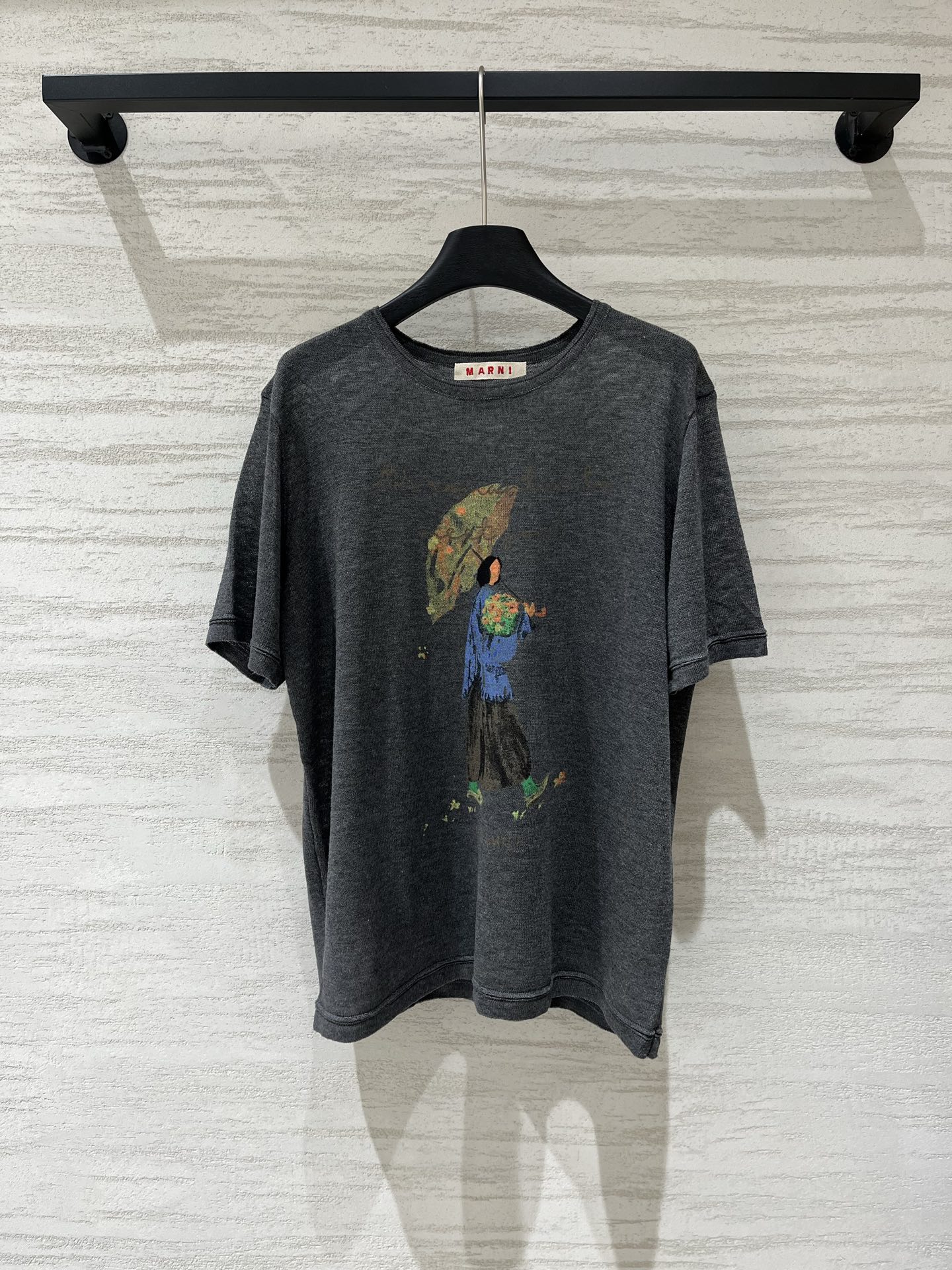 NO:921907,Marni watercolor graffiti printed sun protection short-sleeved T-shirt, the color is soft and layered, not cheap at all, with 'Romantic to meet you' handwriting, knitted slub cotton fabric, breathable and skin-friendly, more comfortable to wear, loose version, covering the flesh and making you look slimmer without being too picky. It goes well with jeans, skirts and casual pants. It can be worn for daily commuting, dating and travel. Three-color SM,,marni,skirts,jeans,T-shirt,tees,t-shirt,19860909Marni 水彩涂鸦印花防晒短袖T恤,色彩柔和有层次,完全不会廉价,配上'Romantic to meet you'手写体,针织竹节棉面料,透气亲肤越穿越舒服,宽松版型,遮肉显瘦不挑身材,配牛仔裤、半裙、休闲裤都绝,日常通勤、约会、出游都能穿 三色SM,,marni,skirts,jeans,T-shirt,tees，t-shirt,,Women's clothing