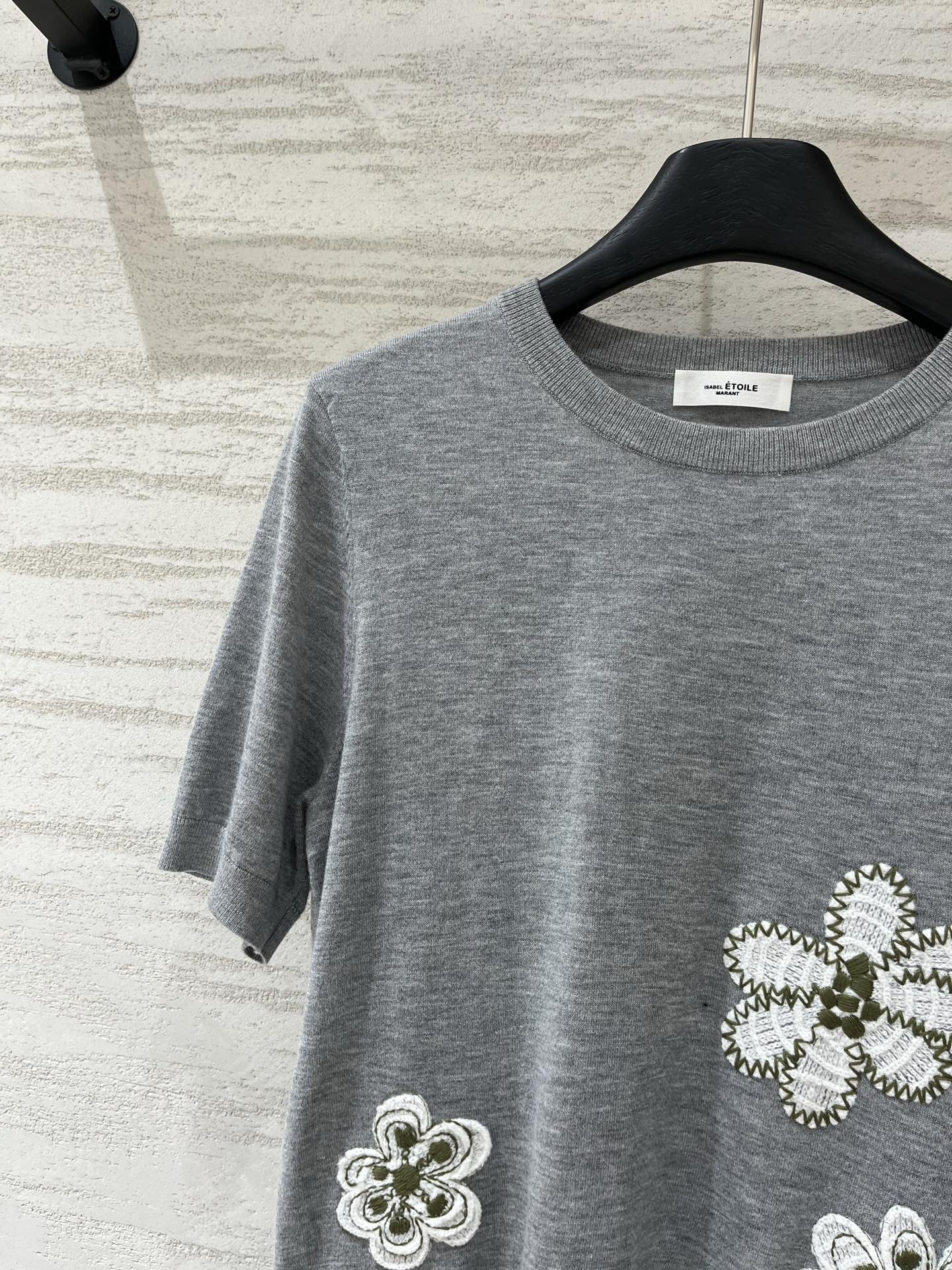 IsabelMarant 早秋新款 花朵刺绣针织短袖，三朵重工立体花朵刺绣，白色花瓣配绿色花蕊，精致又灵