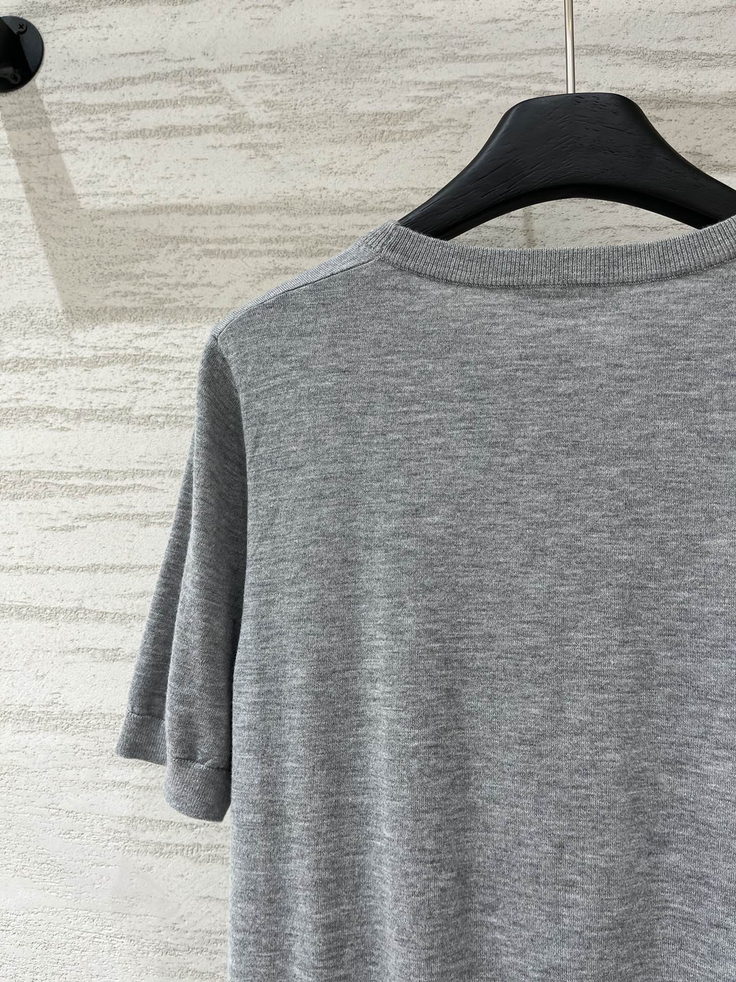 IsabelMarant 早秋新款 花朵刺绣针织短袖，三朵重工立体花朵刺绣，白色花瓣配绿色花蕊，精致又灵