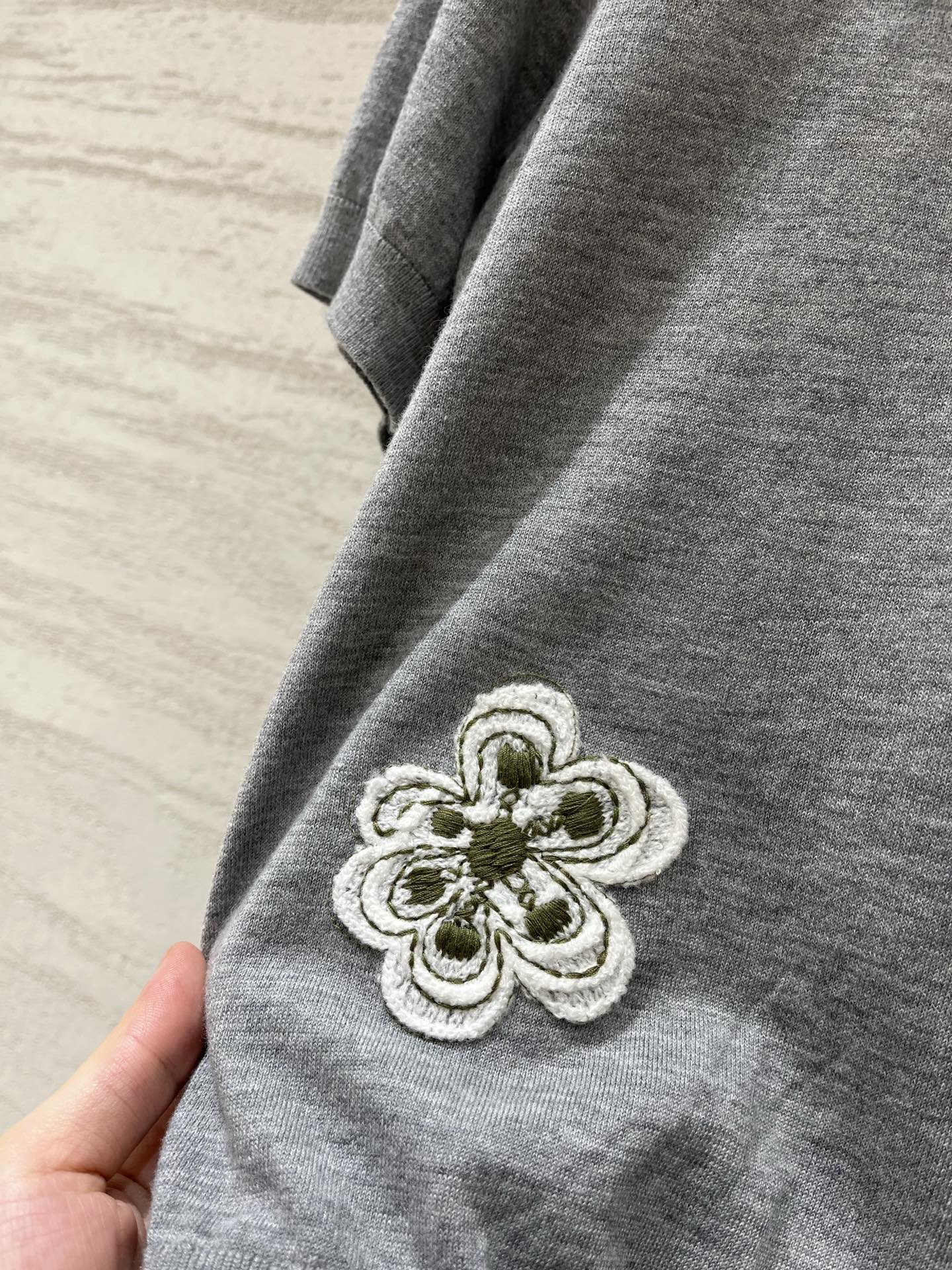 IsabelMarant 早秋新款 花朵刺绣针织短袖，三朵重工立体花朵刺绣，白色花瓣配绿色花蕊，精致又灵
