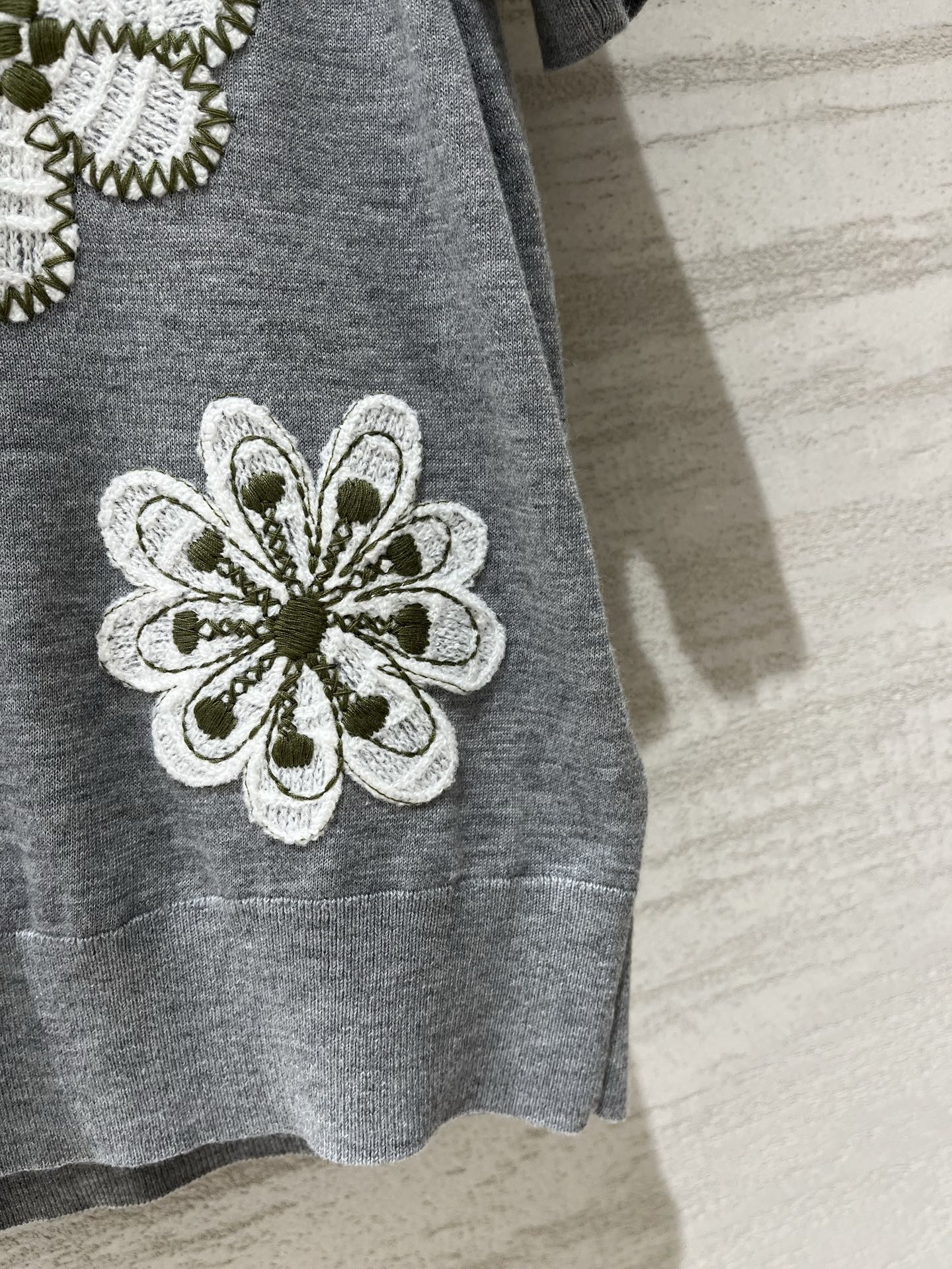 IsabelMarant 早秋新款 花朵刺绣针织短袖，三朵重工立体花朵刺绣，白色花瓣配绿色花蕊，精致又灵