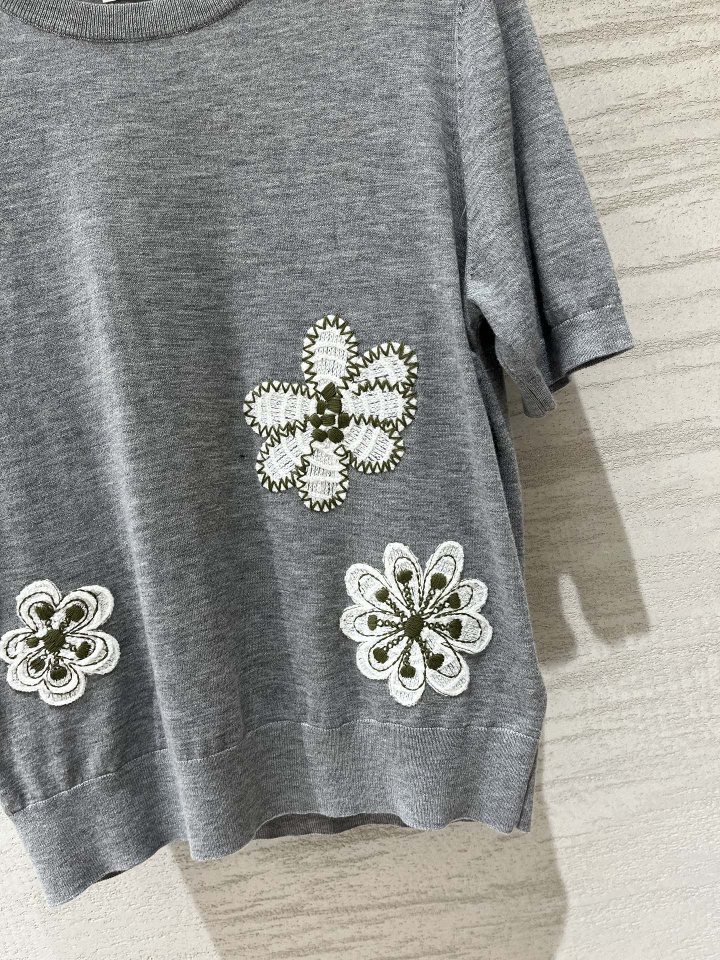 IsabelMarant 早秋新款 花朵刺绣针织短袖，三朵重工立体花朵刺绣，白色花瓣配绿色花蕊，精致又灵