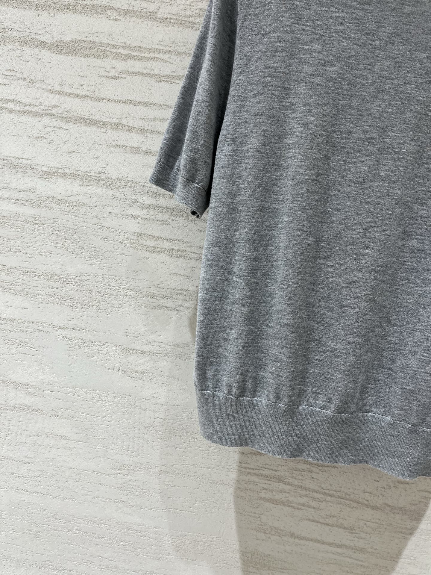 IsabelMarant 早秋新款 花朵刺绣针织短袖，三朵重工立体花朵刺绣，白色花瓣配绿色花蕊，精致又灵