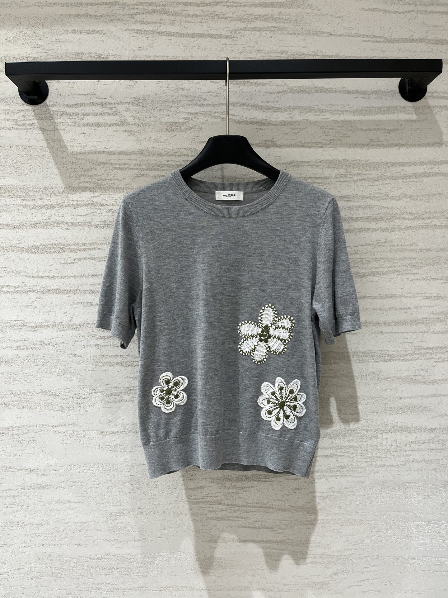 IsabelMarant 早秋新款 花朵刺绣针织短袖，三朵重工立体花朵刺绣，白色花瓣配绿色花蕊，精致又灵