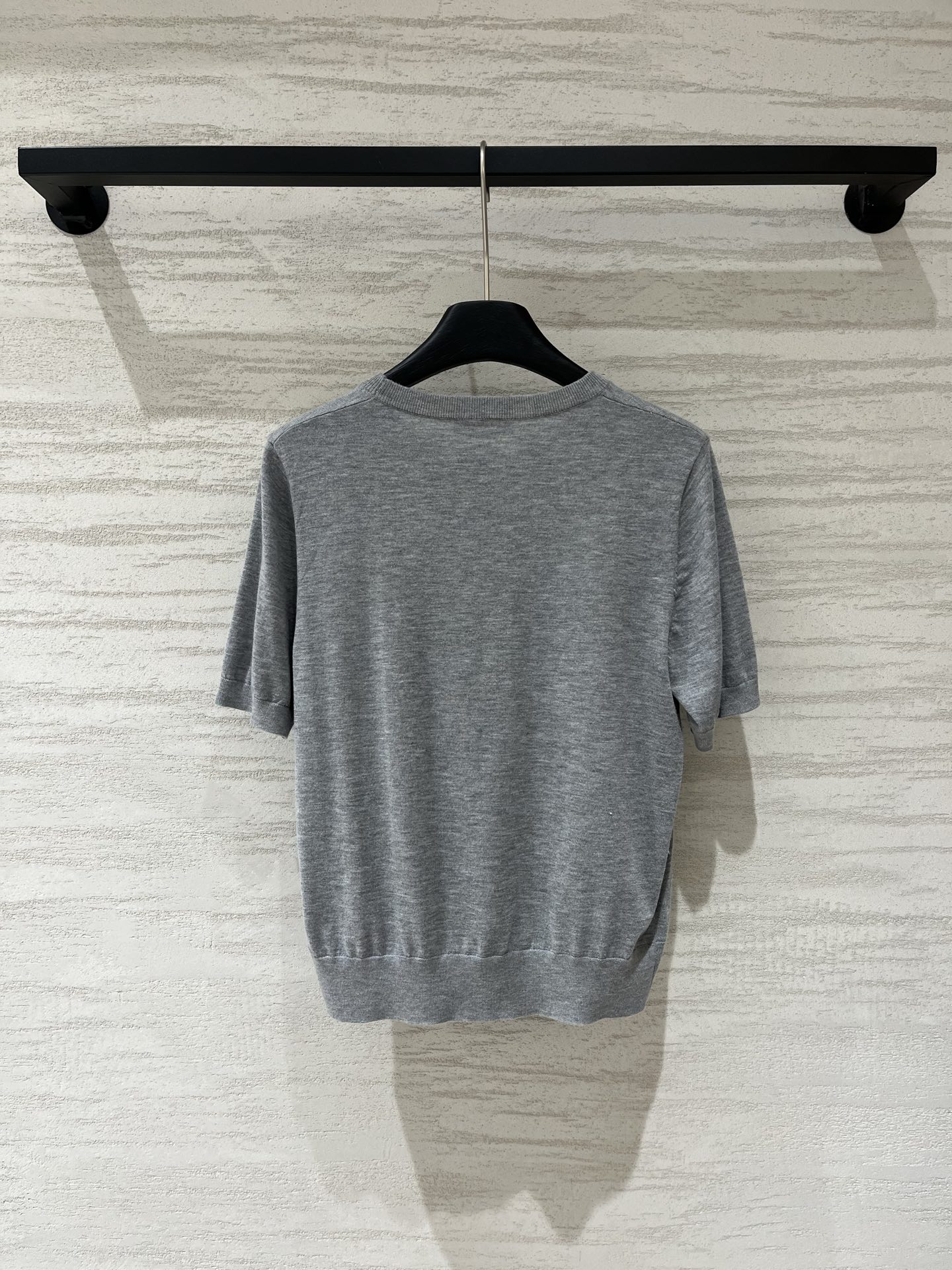 IsabelMarant 早秋新款 花朵刺绣针织短袖，三朵重工立体花朵刺绣，白色花瓣配绿色花蕊，精致又灵