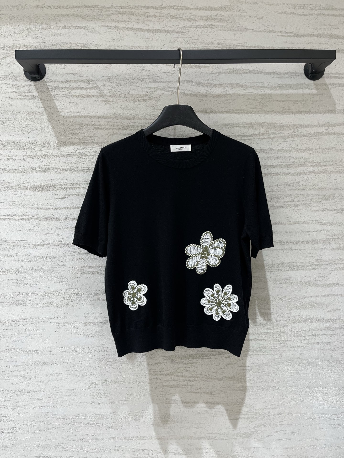 NO:921942,IsabelMarant early autumn new style  Knitted short sleeves with flower embroidery, three heavy three-dimensional flower embroidery, white petals with green stamens, delicate and smart, white and high-end, full texture, short waisted version, tall and slim without weighing down, fine knitted fabric, soft fufu next to skin and super comfortable, can be worn with suit pants, jeans, skirts, can be worn for commuting and dating, gentle and elegant, two-color SML,,skirts,jeans,T-shirt,business suit,19860909IsabelMarant 早秋新款 花朵刺绣针织短袖,三朵重工立体花朵刺绣,白色花瓣配绿色花蕊,精致又灵动,显白又高级,质感直接拉满,短款收腰版型,显高显瘦不压个子,细针织面料,软fufu贴身穿超舒服,配西装裤、牛仔裤、半裙都ok,通勤约会都能穿,温柔又有气质,两色SML,,skirts,jeans,T-shirt,business suit,,Women's clothing