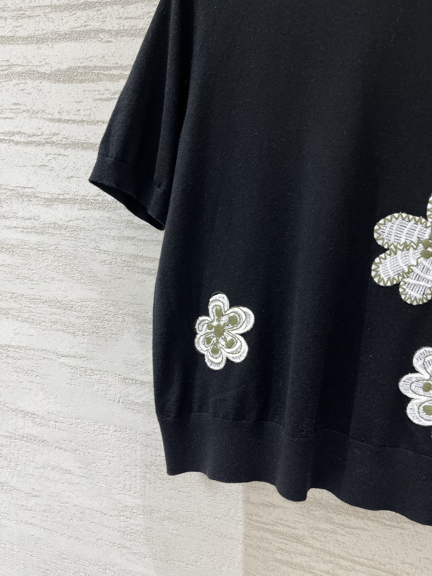 IsabelMarant 早秋新款 花朵刺绣针织短袖，三朵重工立体花朵刺绣，白色花瓣配绿色花蕊，精致又灵