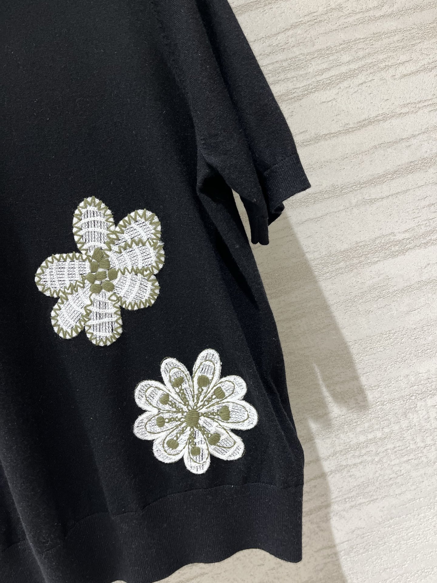IsabelMarant 早秋新款 花朵刺绣针织短袖，三朵重工立体花朵刺绣，白色花瓣配绿色花蕊，精致又灵