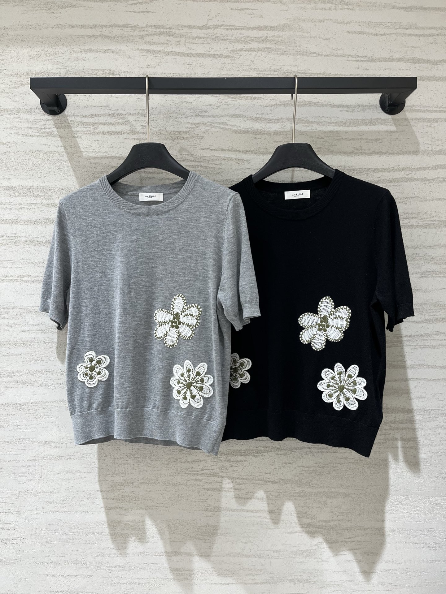 IsabelMarant 早秋新款 花朵刺绣针织短袖，三朵重工立体花朵刺绣，白色花瓣配绿色花蕊，精致又灵
